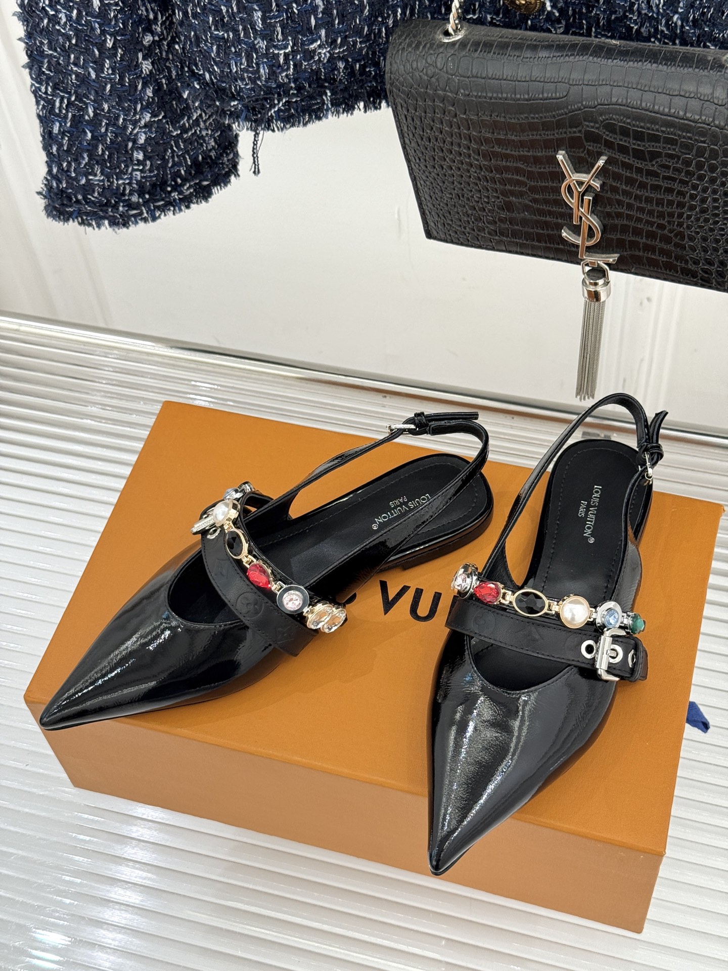 L*V驴家25WF春夏新品复古老花珠宝链条尖头平底猫跟凉鞋经典老花设计彰显品牌的永恒魅力标志性珠宝链条缠