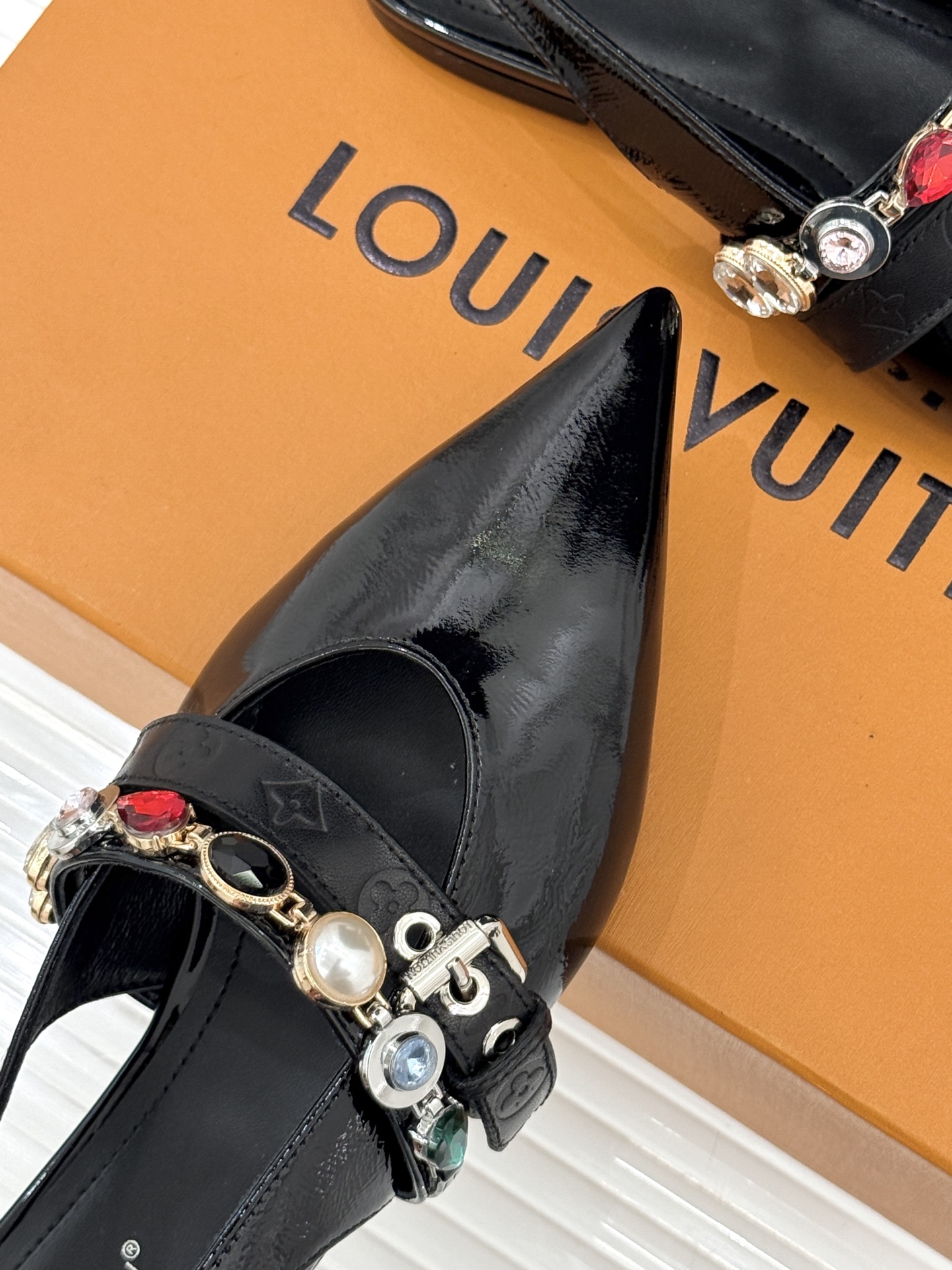 L*V驴家25WF春夏新品复古老花珠宝链条尖头平底猫跟凉鞋经典老花设计彰显品牌的永恒魅力标志性珠宝链条缠