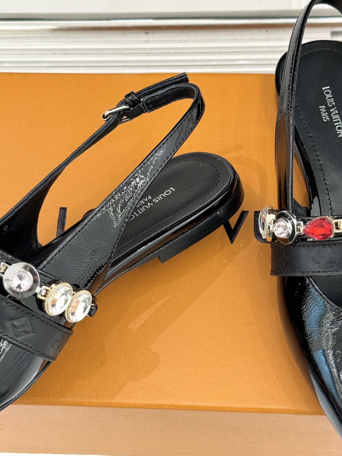 L*V驴家25WF春夏新品复古老花珠宝链条尖头平底猫跟凉鞋经典老花设计彰显品牌的永恒魅力标志性珠宝链条缠