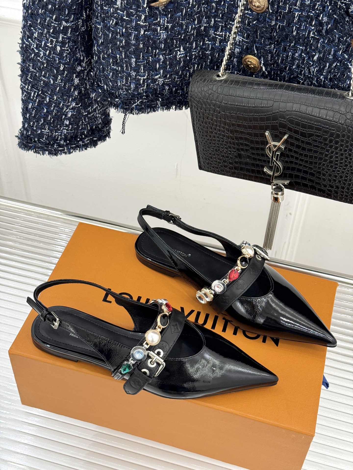 L*V驴家25WF春夏新品复古老花珠宝链条尖头平底猫跟凉鞋经典老花设计彰显品牌的永恒魅力标志性珠宝链条缠