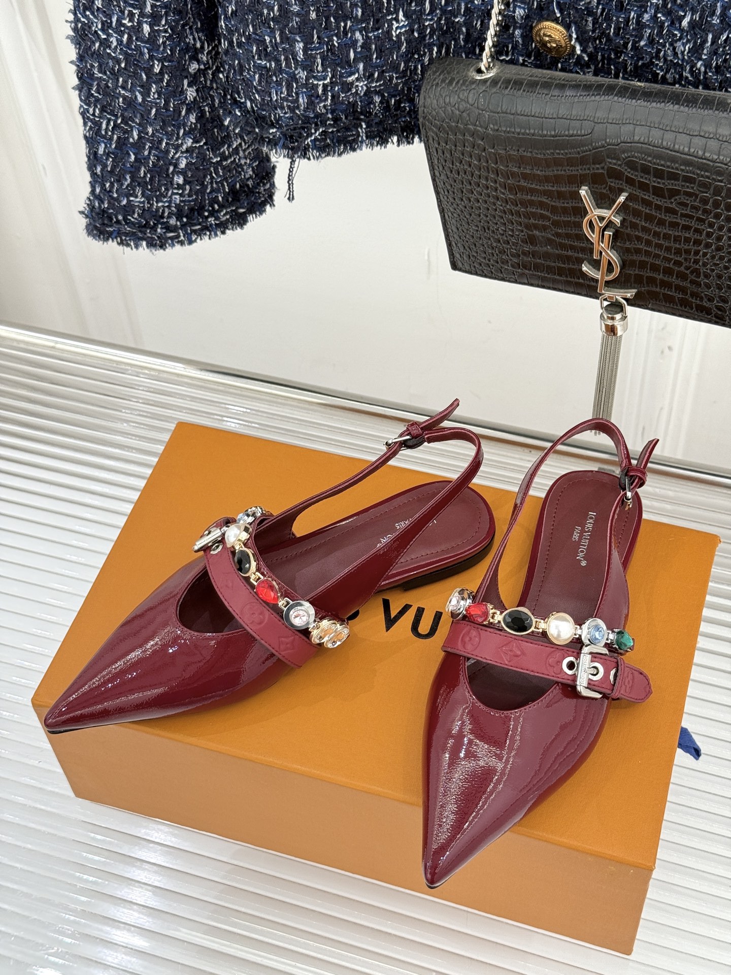 L*V驴家25WF春夏新品复古老花珠宝链条尖头平底猫跟凉鞋经典老花设计彰显品牌的永恒魅力标志性珠宝链条缠