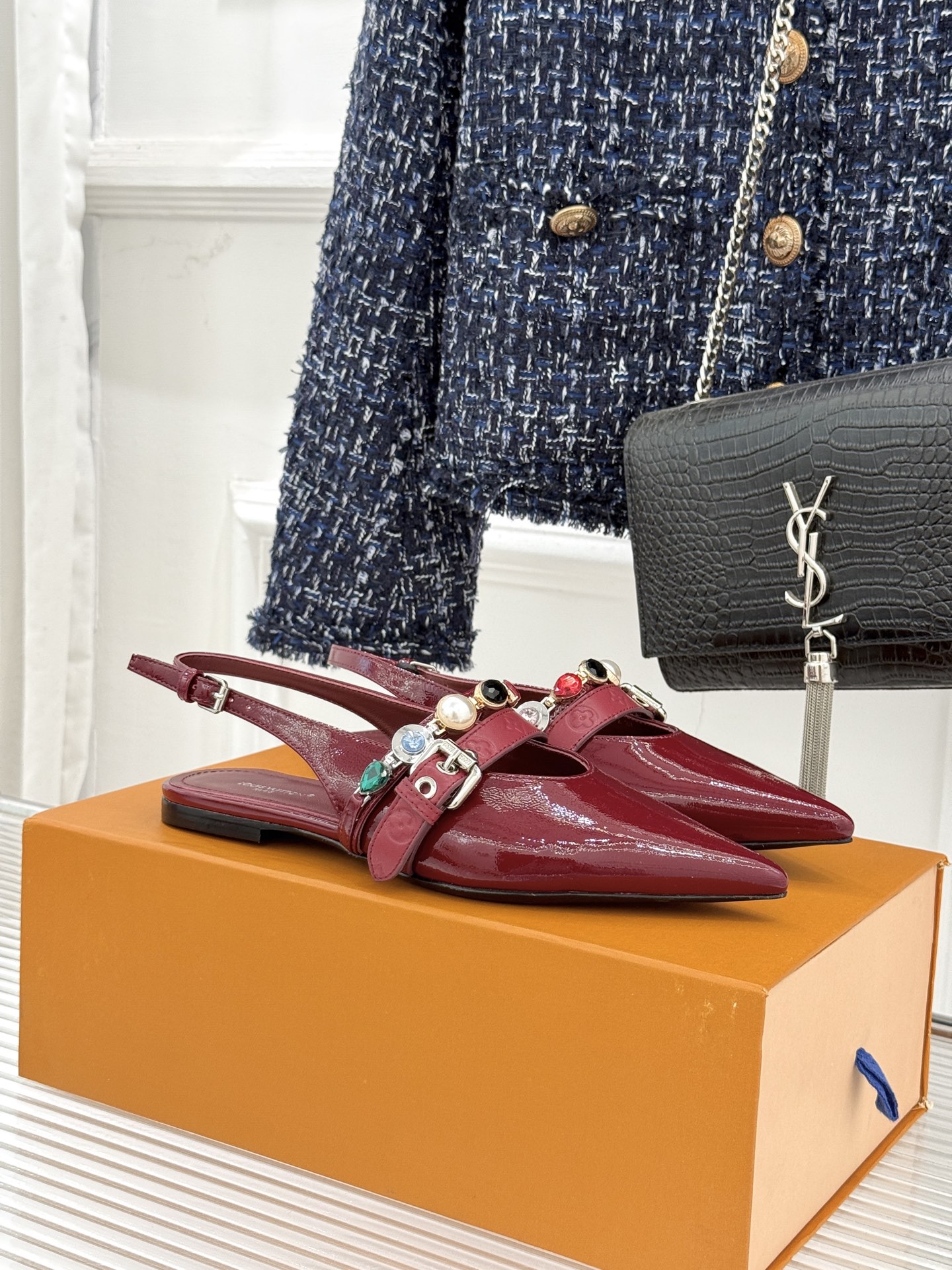 L*V驴家25WF春夏新品复古老花珠宝链条尖头平底猫跟凉鞋经典老花设计彰显品牌的永恒魅力标志性珠宝链条缠