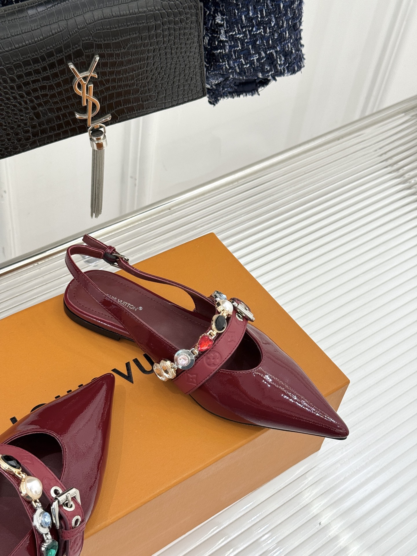 L*V驴家25WF春夏新品复古老花珠宝链条尖头平底猫跟凉鞋经典老花设计彰显品牌的永恒魅力标志性珠宝链条缠