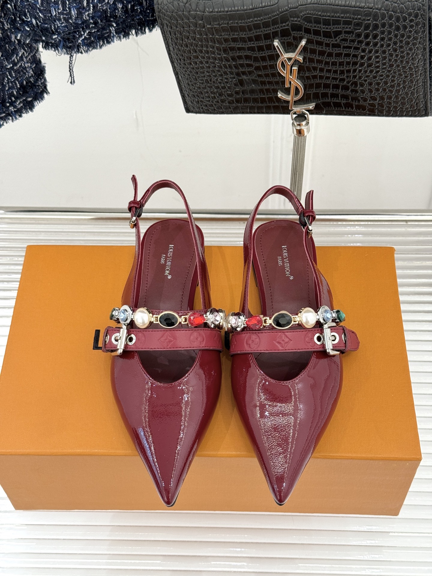 L*V驴家25WF春夏新品复古老花珠宝链条尖头平底猫跟凉鞋经典老花设计彰显品牌的永恒魅力标志性珠宝链条缠