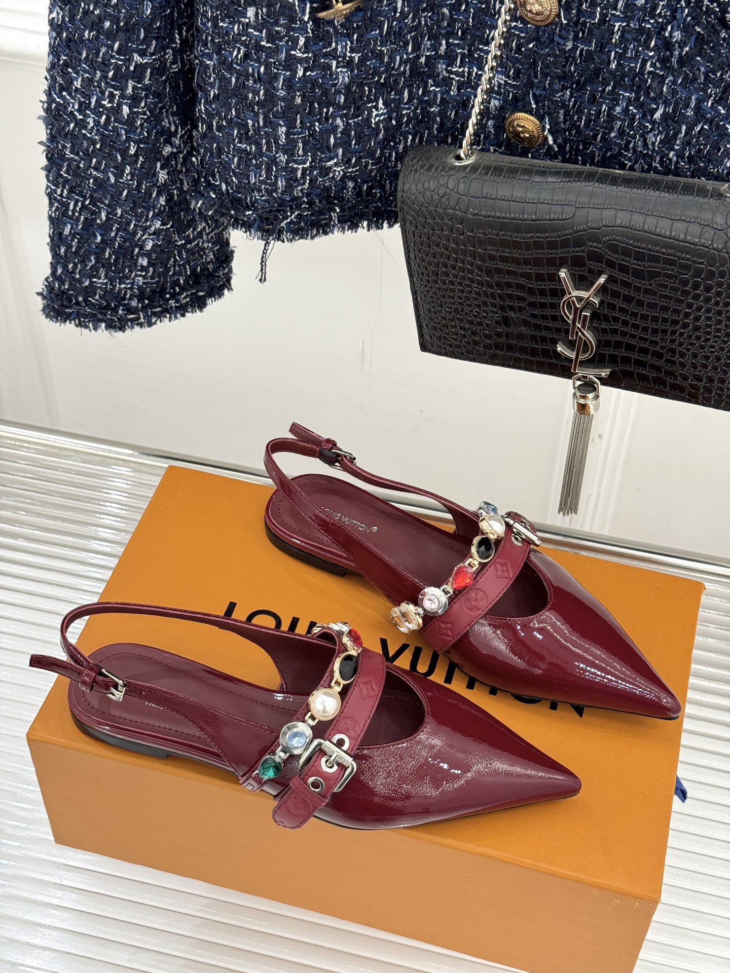 L*V驴家25WF春夏新品复古老花珠宝链条尖头平底猫跟凉鞋经典老花设计彰显品牌的永恒魅力标志性珠宝链条缠