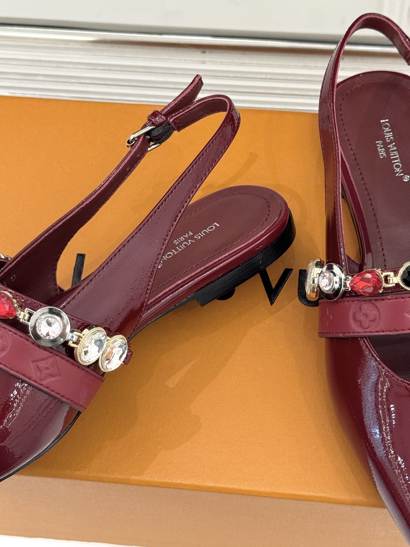 L*V驴家25WF春夏新品复古老花珠宝链条尖头平底猫跟凉鞋经典老花设计彰显品牌的永恒魅力标志性珠宝链条缠