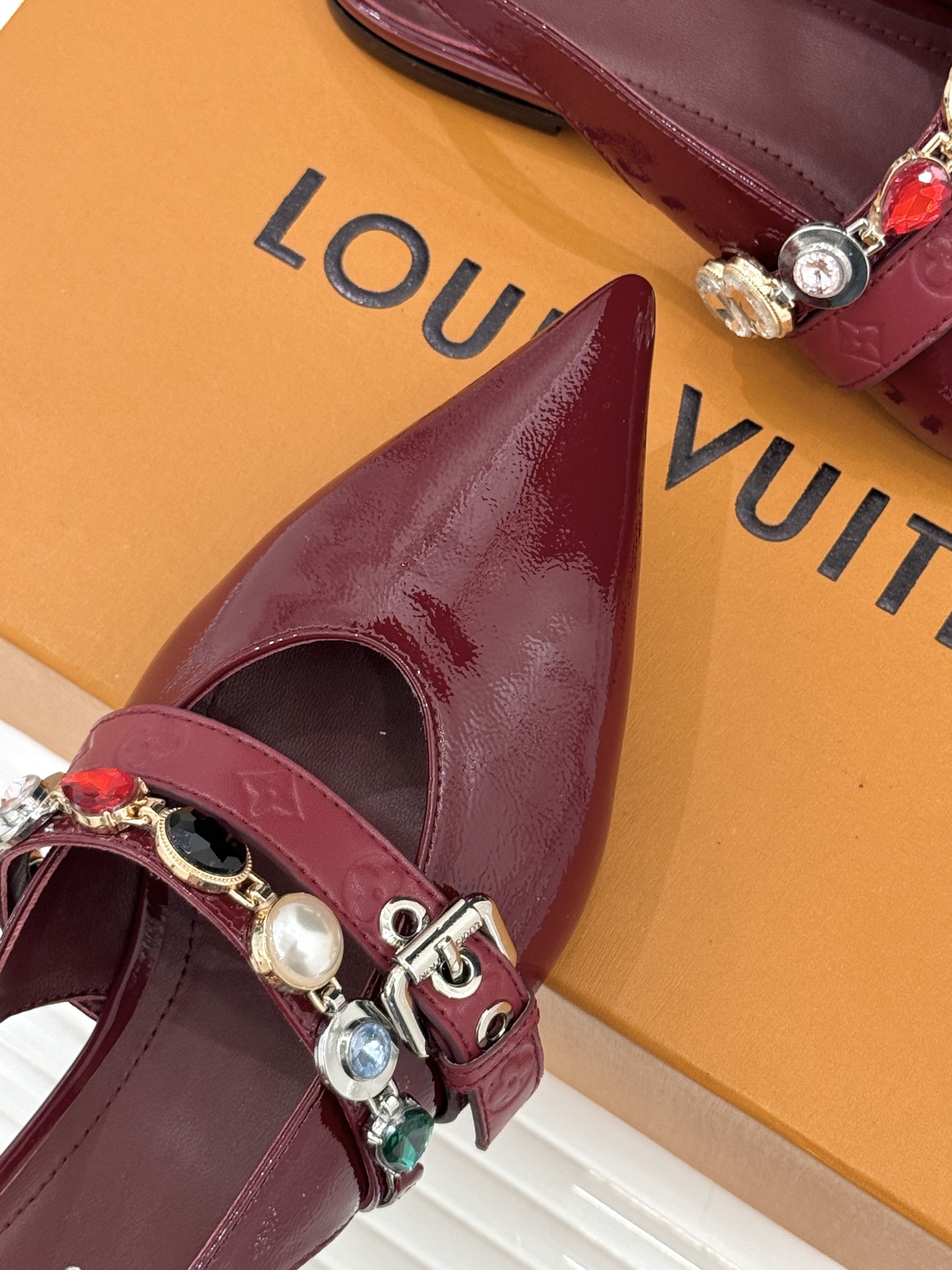 L*V驴家25WF春夏新品复古老花珠宝链条尖头平底猫跟凉鞋经典老花设计彰显品牌的永恒魅力标志性珠宝链条缠