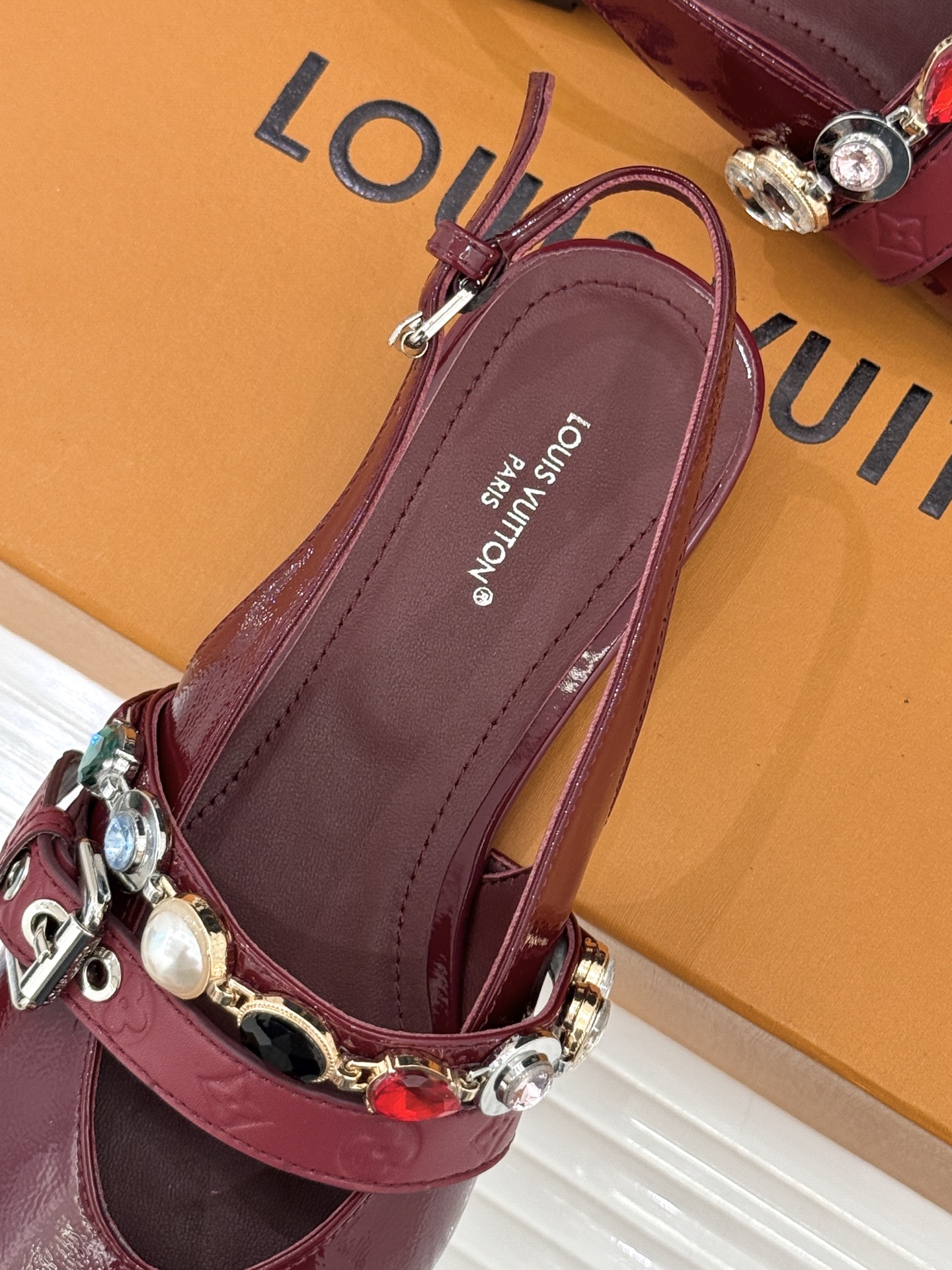 L*V驴家25WF春夏新品复古老花珠宝链条尖头平底猫跟凉鞋经典老花设计彰显品牌的永恒魅力标志性珠宝链条缠