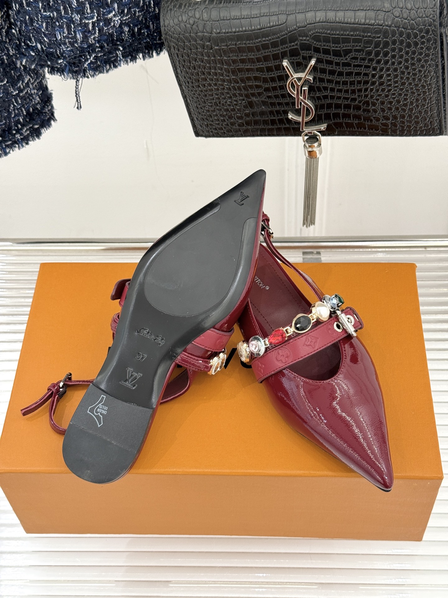 L*V驴家25WF春夏新品复古老花珠宝链条尖头平底猫跟凉鞋经典老花设计彰显品牌的永恒魅力标志性珠宝链条缠