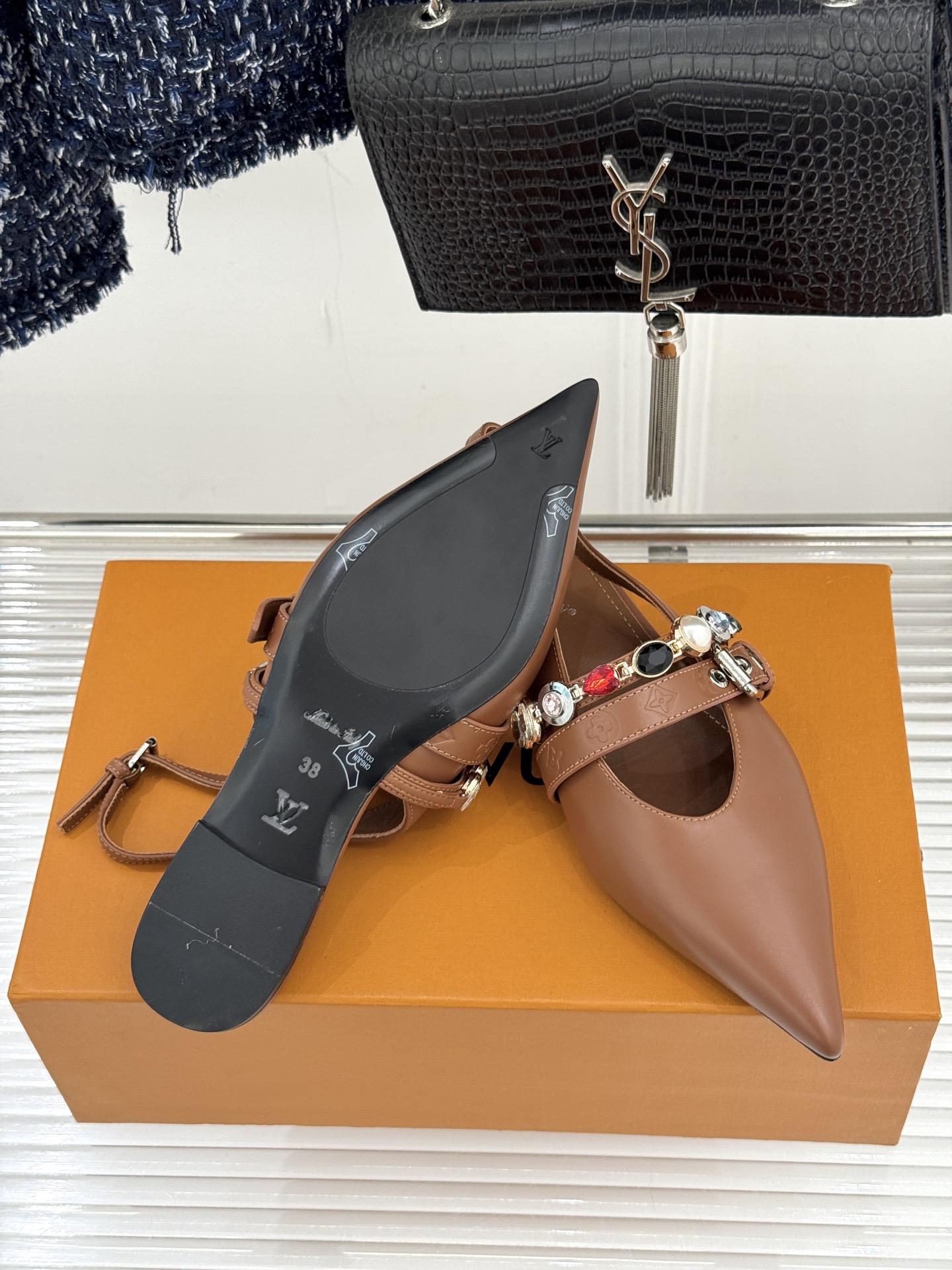 L*V驴家25WF春夏新品复古老花珠宝链条尖头平底猫跟凉鞋经典老花设计彰显品牌的永恒魅力标志性珠宝链条缠