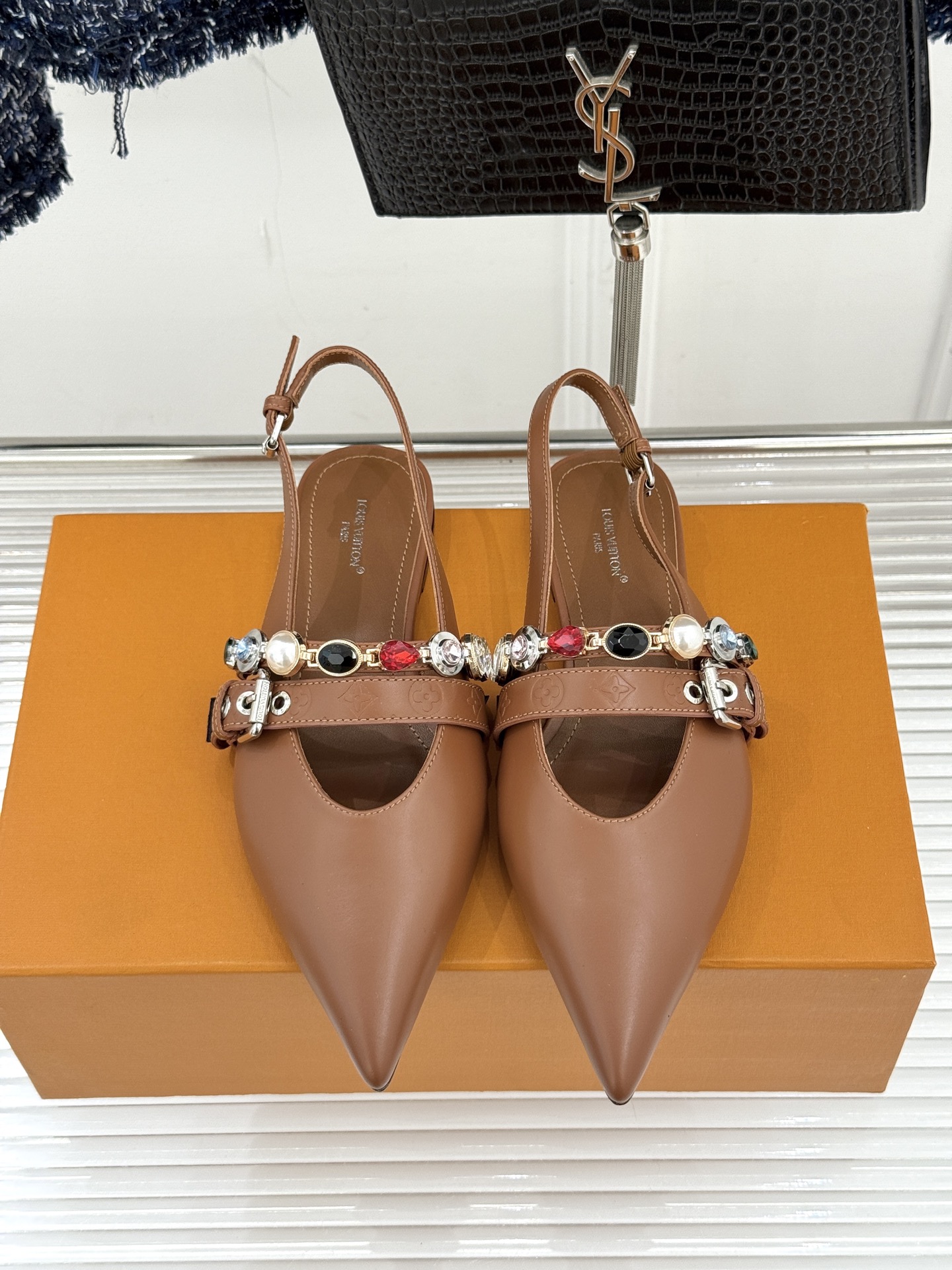 L*V驴家25WF春夏新品复古老花珠宝链条尖头平底猫跟凉鞋经典老花设计彰显品牌的永恒魅力标志性珠宝链条缠