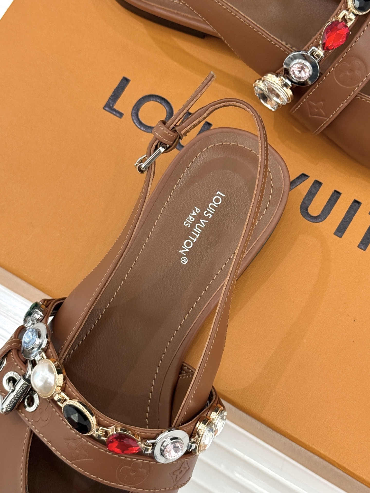 L*V驴家25WF春夏新品复古老花珠宝链条尖头平底猫跟凉鞋经典老花设计彰显品牌的永恒魅力标志性珠宝链条缠