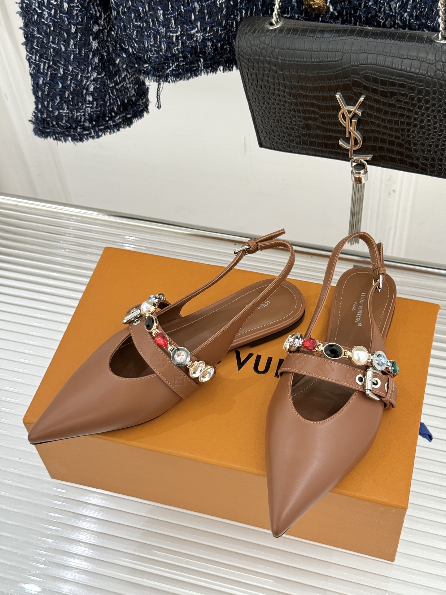 L*V驴家25WF春夏新品复古老花珠宝链条尖头平底猫跟凉鞋经典老花设计彰显品牌的永恒魅力标志性珠宝链条缠