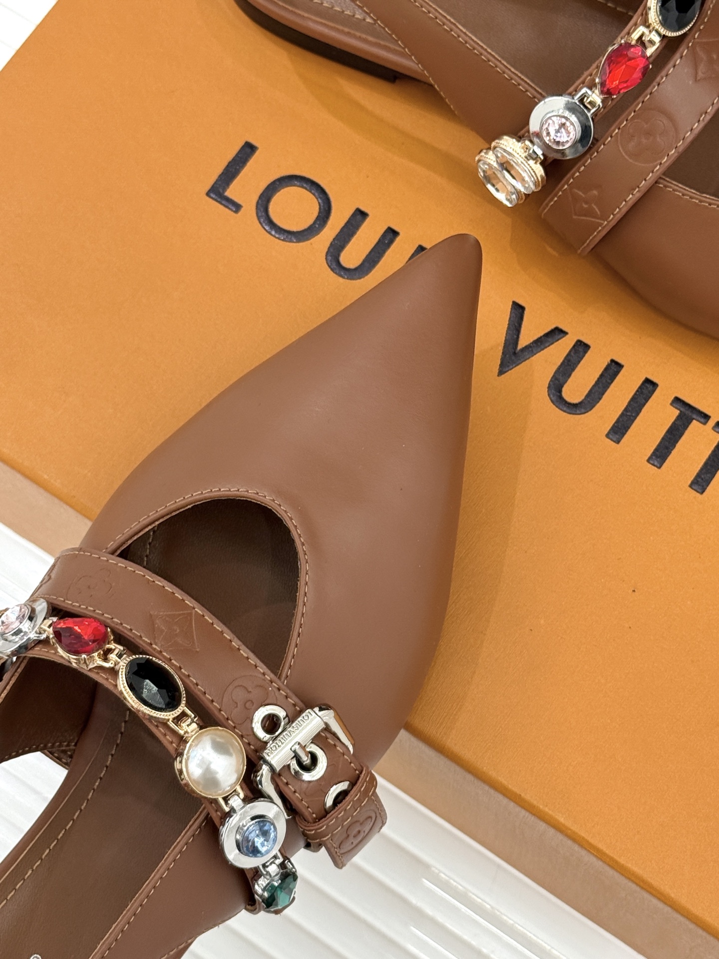 L*V驴家25WF春夏新品复古老花珠宝链条尖头平底猫跟凉鞋经典老花设计彰显品牌的永恒魅力标志性珠宝链条缠