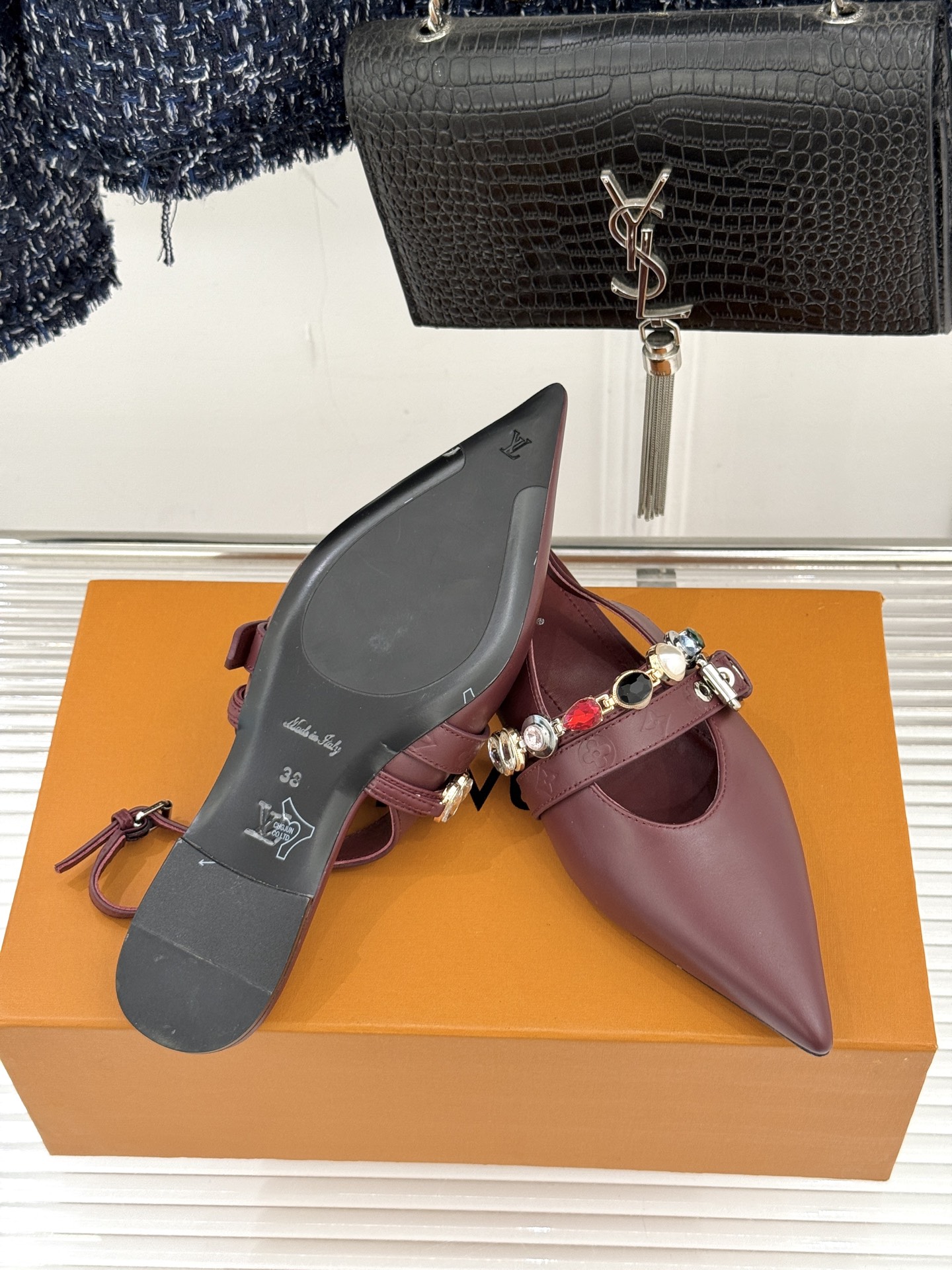 L*V驴家25WF春夏新品复古老花珠宝链条尖头平底猫跟凉鞋经典老花设计彰显品牌的永恒魅力标志性珠宝链条缠