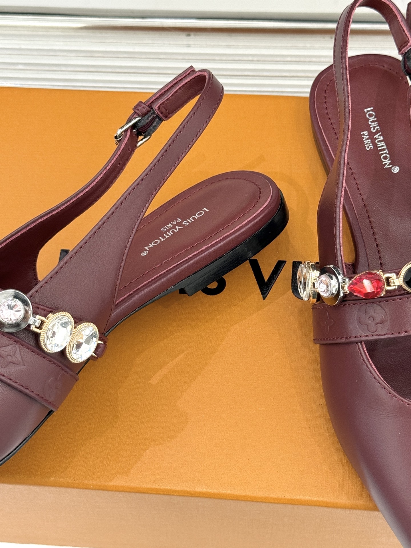 L*V驴家25WF春夏新品复古老花珠宝链条尖头平底猫跟凉鞋经典老花设计彰显品牌的永恒魅力标志性珠宝链条缠