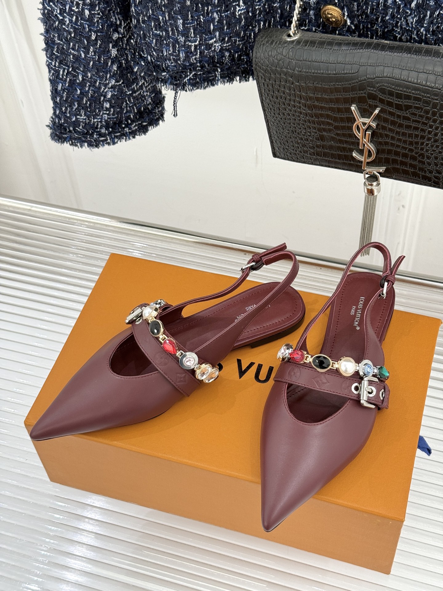 L*V驴家25WF春夏新品复古老花珠宝链条尖头平底猫跟凉鞋经典老花设计彰显品牌的永恒魅力标志性珠宝链条缠