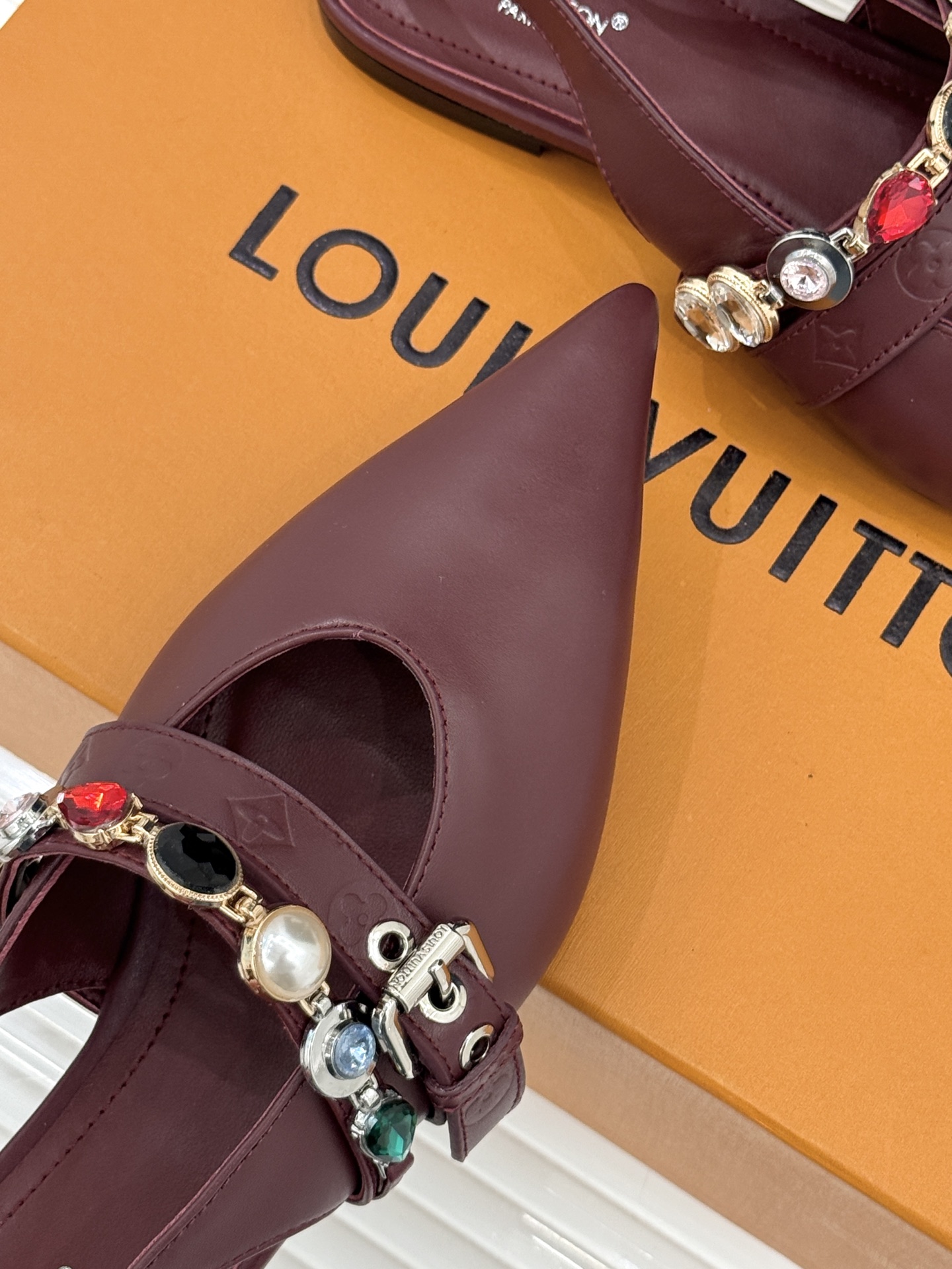 L*V驴家25WF春夏新品复古老花珠宝链条尖头平底猫跟凉鞋经典老花设计彰显品牌的永恒魅力标志性珠宝链条缠