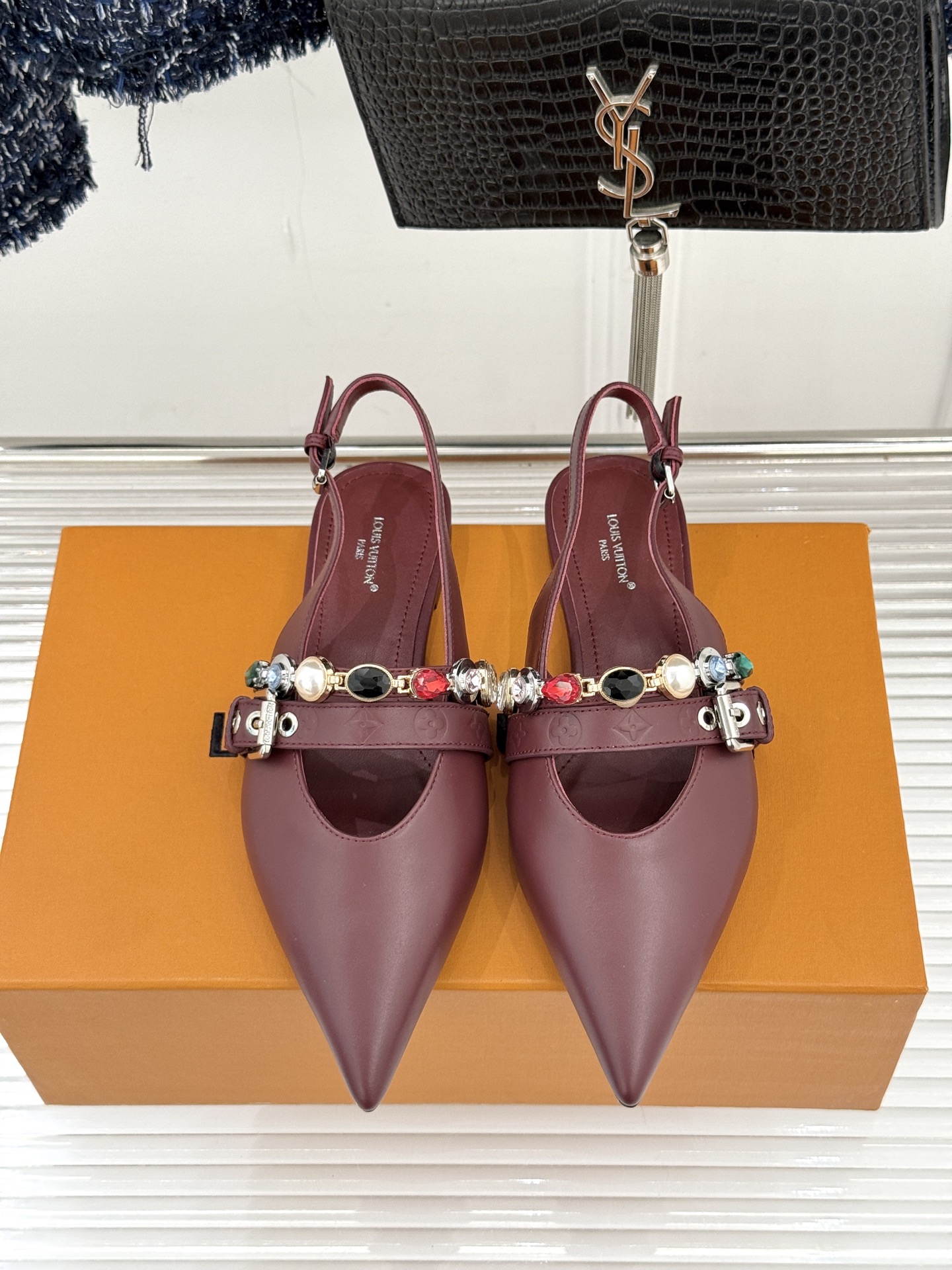 L*V驴家25WF春夏新品复古老花珠宝链条尖头平底猫跟凉鞋经典老花设计彰显品牌的永恒魅力标志性珠宝链条缠