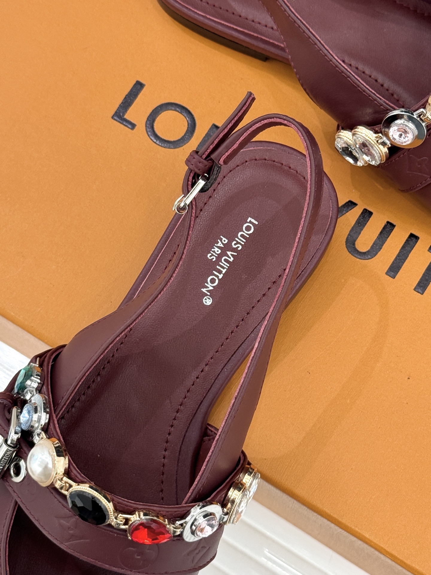 L*V驴家25WF春夏新品复古老花珠宝链条尖头平底猫跟凉鞋经典老花设计彰显品牌的永恒魅力标志性珠宝链条缠