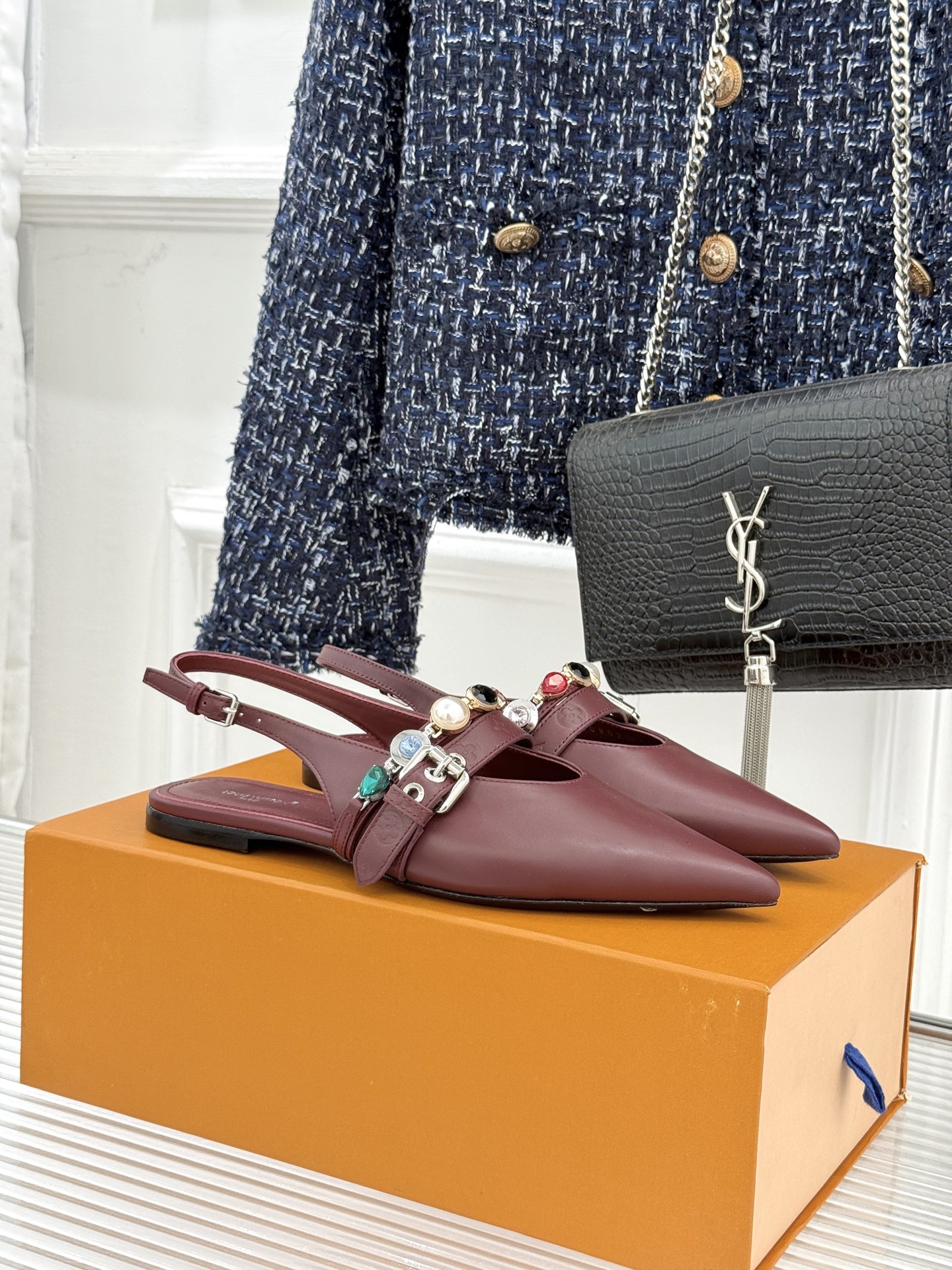 L*V驴家25WF春夏新品复古老花珠宝链条尖头平底猫跟凉鞋经典老花设计彰显品牌的永恒魅力标志性珠宝链条缠