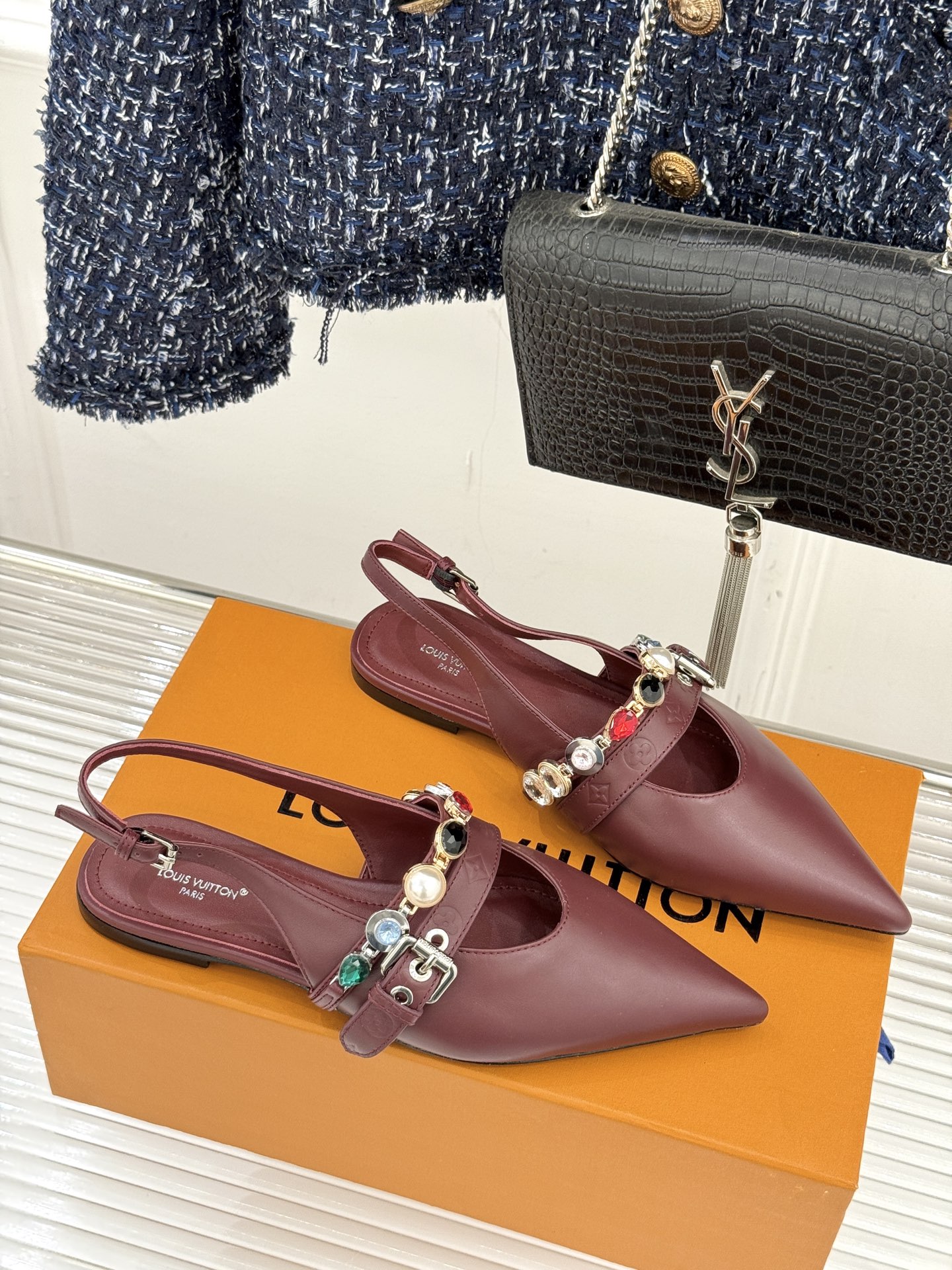 L*V驴家25WF春夏新品复古老花珠宝链条尖头平底猫跟凉鞋经典老花设计彰显品牌的永恒魅力标志性珠宝链条缠