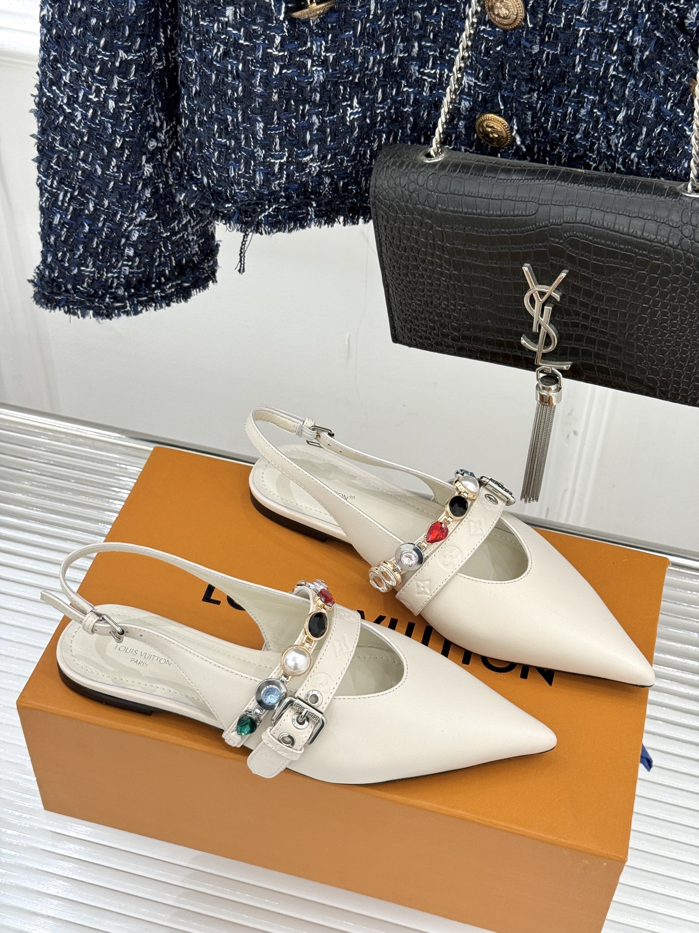 L*V驴家25WF春夏新品复古老花珠宝链条尖头平底猫跟凉鞋经典老花设计彰显品牌的永恒魅力标志性珠宝链条缠