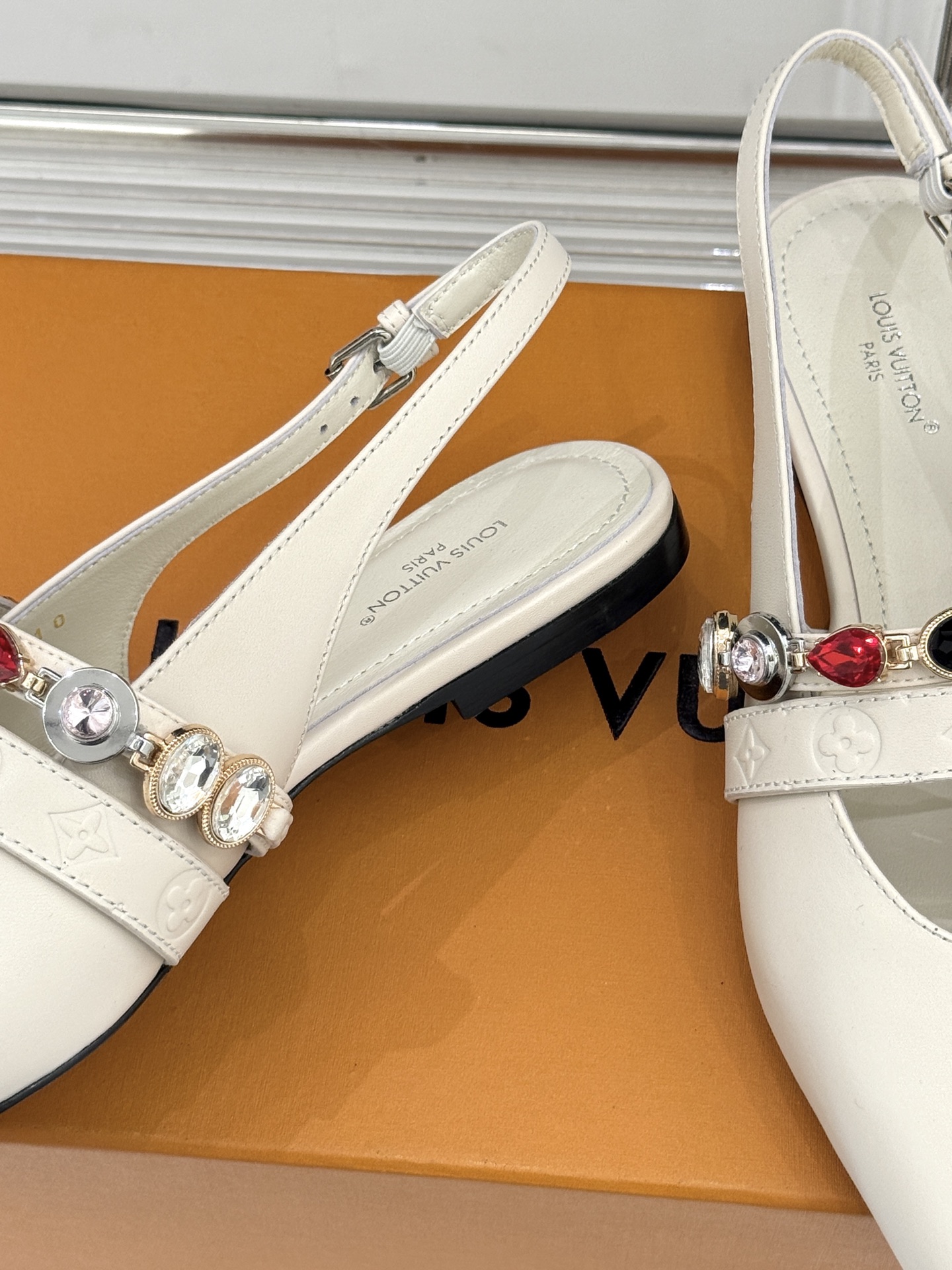 L*V驴家25WF春夏新品复古老花珠宝链条尖头平底猫跟凉鞋经典老花设计彰显品牌的永恒魅力标志性珠宝链条缠