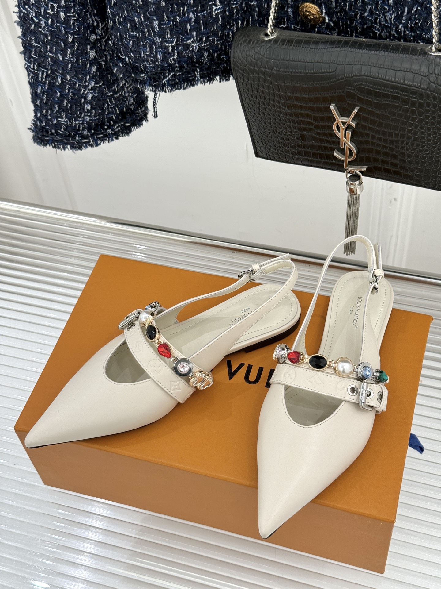 L*V驴家25WF春夏新品复古老花珠宝链条尖头平底猫跟凉鞋经典老花设计彰显品牌的永恒魅力标志性珠宝链条缠