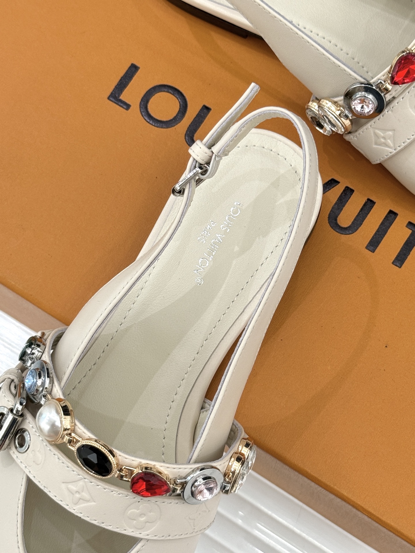 L*V驴家25WF春夏新品复古老花珠宝链条尖头平底猫跟凉鞋经典老花设计彰显品牌的永恒魅力标志性珠宝链条缠