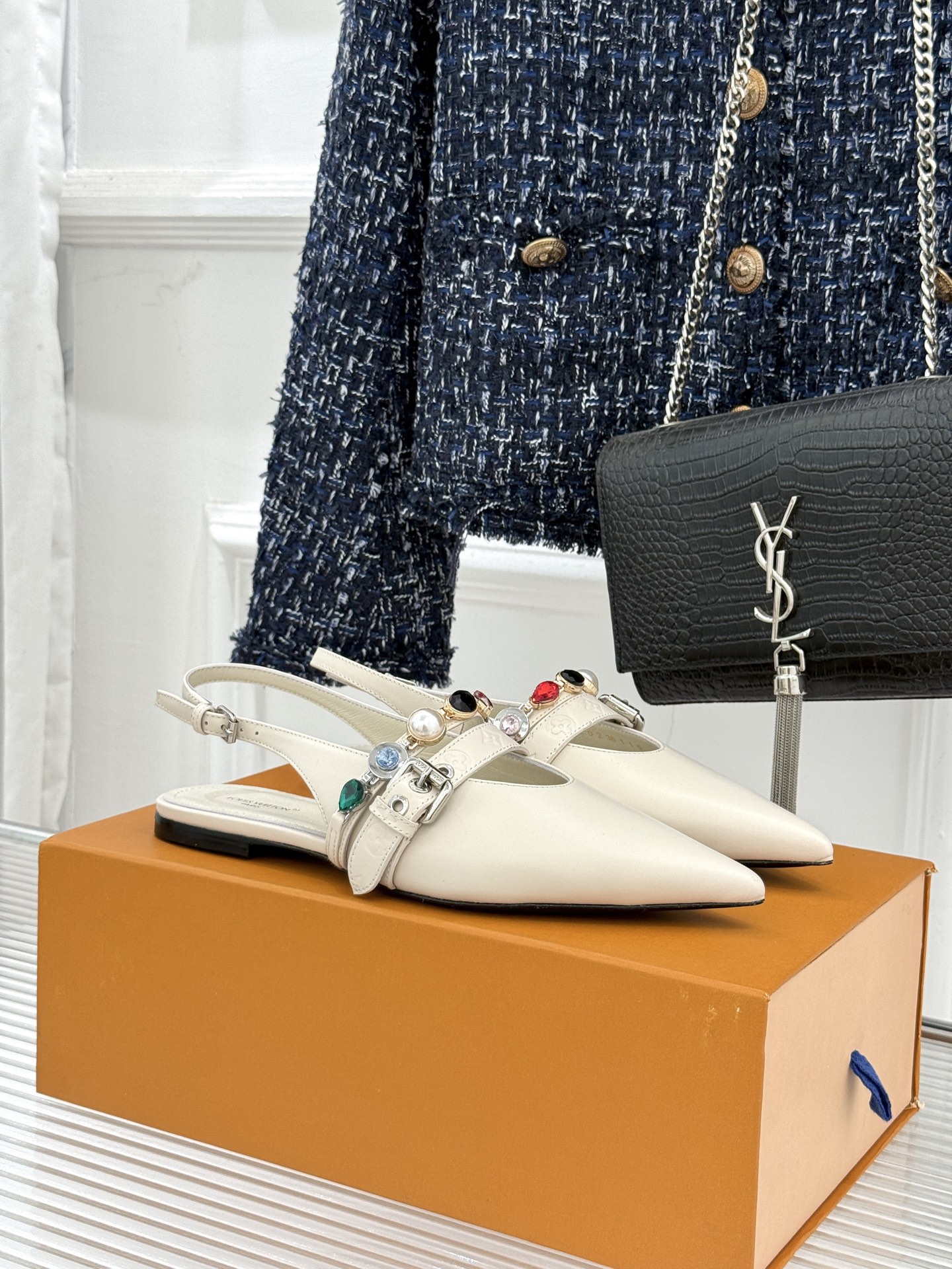 L*V驴家25WF春夏新品复古老花珠宝链条尖头平底猫跟凉鞋经典老花设计彰显品牌的永恒魅力标志性珠宝链条缠