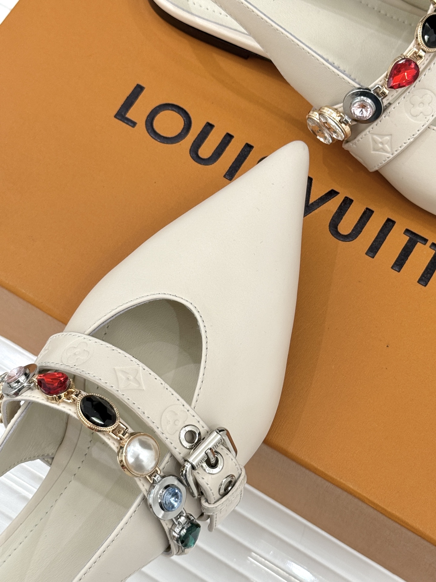 L*V驴家25WF春夏新品复古老花珠宝链条尖头平底猫跟凉鞋经典老花设计彰显品牌的永恒魅力标志性珠宝链条缠