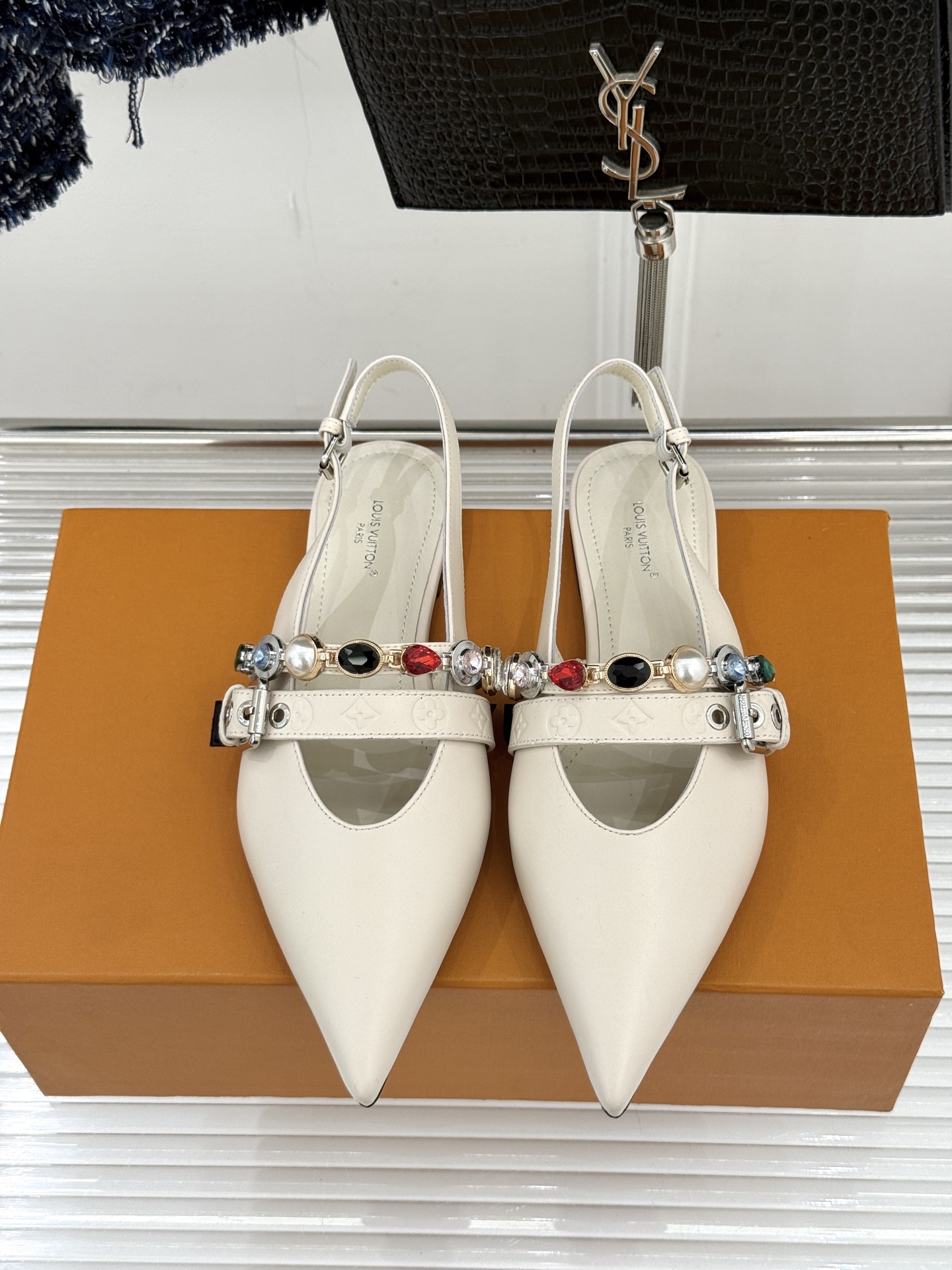 L*V驴家25WF春夏新品复古老花珠宝链条尖头平底猫跟凉鞋经典老花设计彰显品牌的永恒魅力标志性珠宝链条缠