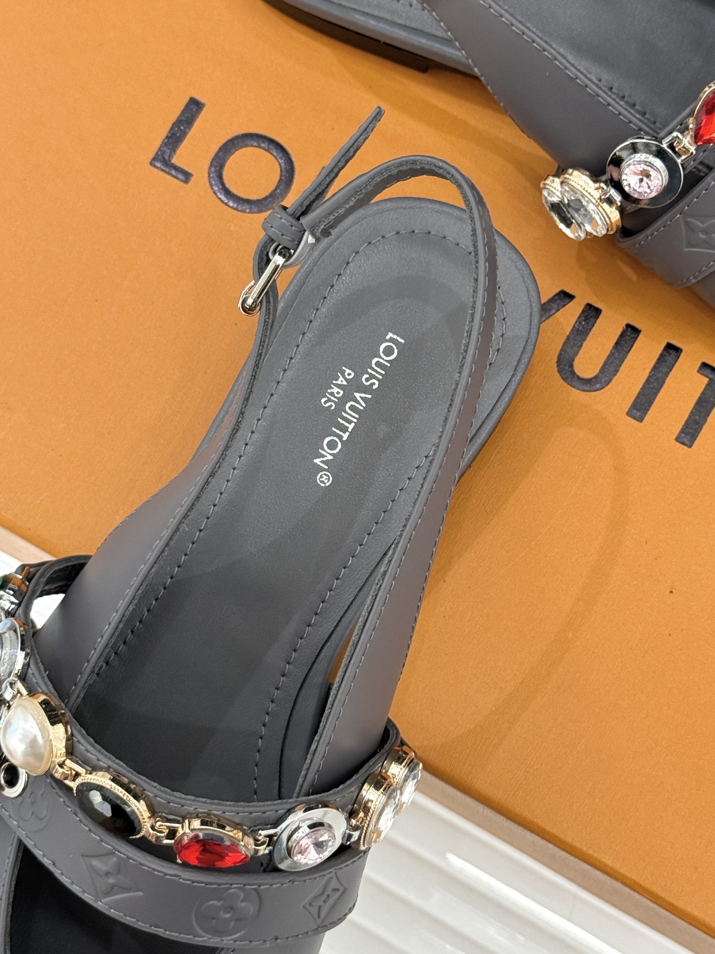 L*V驴家25WF春夏新品复古老花珠宝链条尖头平底猫跟凉鞋经典老花设计彰显品牌的永恒魅力标志性珠宝链条缠