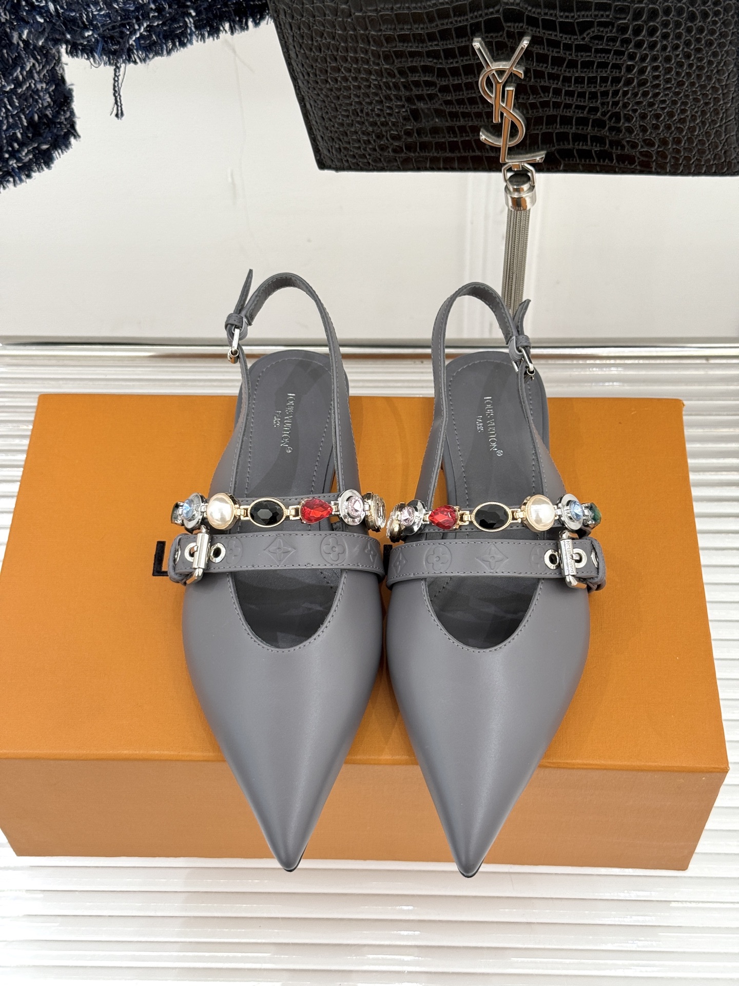 L*V驴家25WF春夏新品复古老花珠宝链条尖头平底猫跟凉鞋经典老花设计彰显品牌的永恒魅力标志性珠宝链条缠