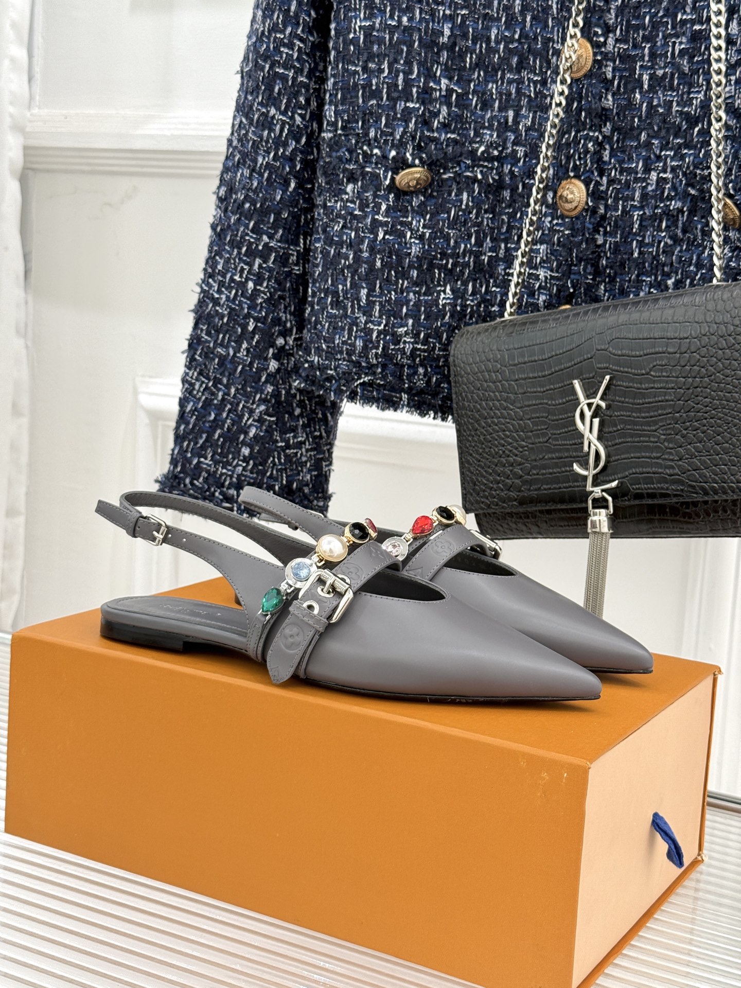 L*V驴家25WF春夏新品复古老花珠宝链条尖头平底猫跟凉鞋经典老花设计彰显品牌的永恒魅力标志性珠宝链条缠