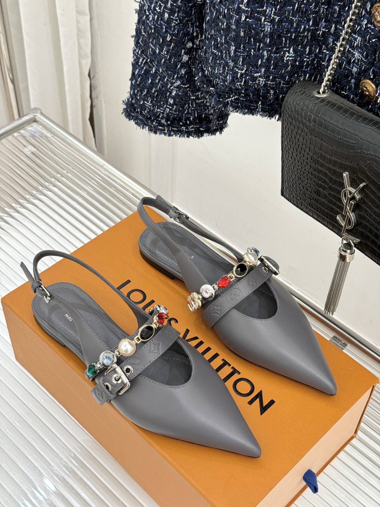 L*V驴家25WF春夏新品复古老花珠宝链条尖头平底猫跟凉鞋经典老花设计彰显品牌的永恒魅力标志性珠宝链条缠