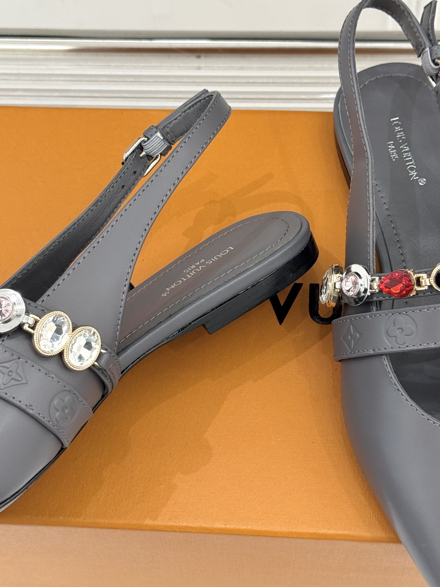 L*V驴家25WF春夏新品复古老花珠宝链条尖头平底猫跟凉鞋经典老花设计彰显品牌的永恒魅力标志性珠宝链条缠