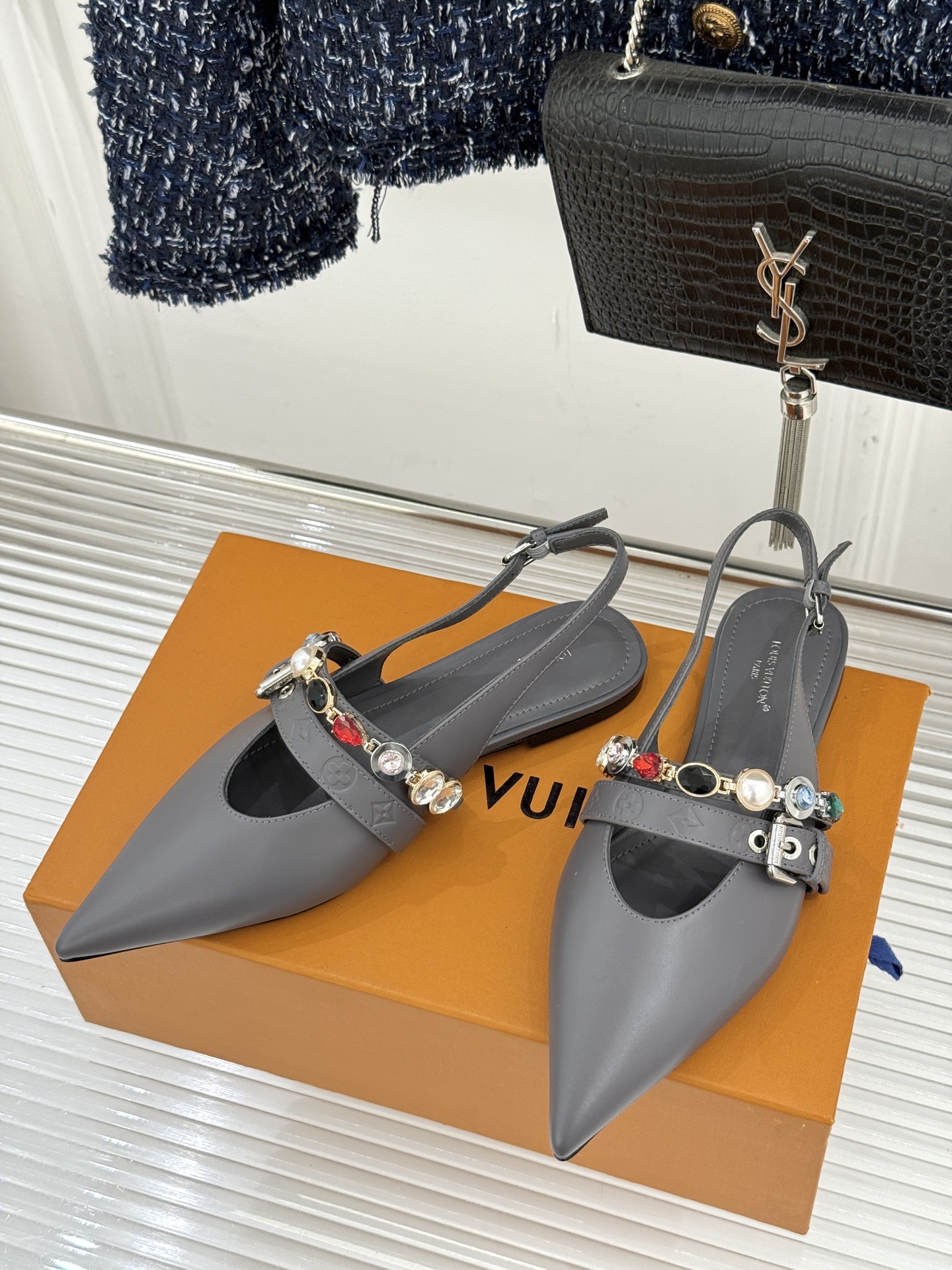 L*V驴家25WF春夏新品复古老花珠宝链条尖头平底猫跟凉鞋经典老花设计彰显品牌的永恒魅力标志性珠宝链条缠