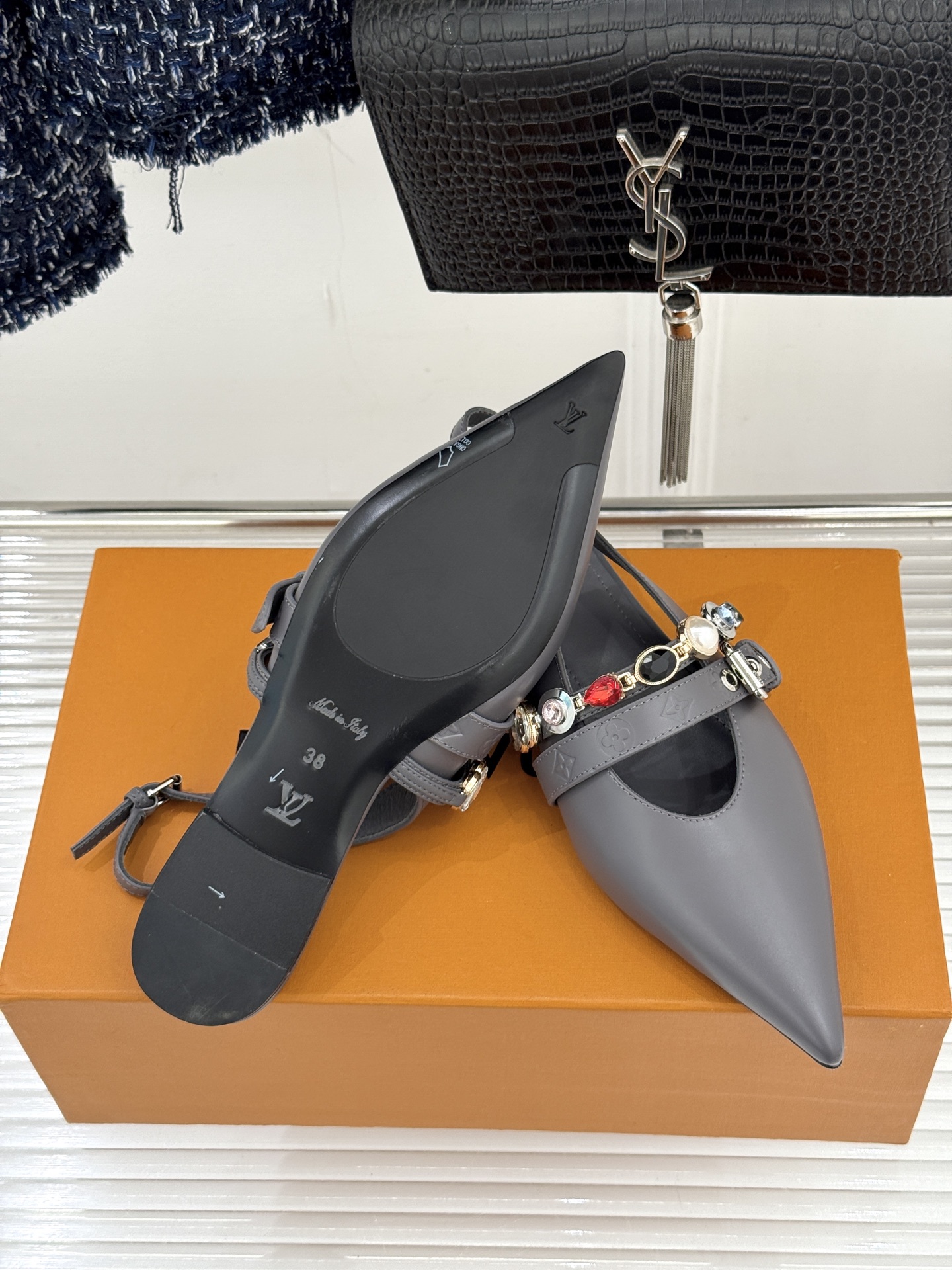 L*V驴家25WF春夏新品复古老花珠宝链条尖头平底猫跟凉鞋经典老花设计彰显品牌的永恒魅力标志性珠宝链条缠