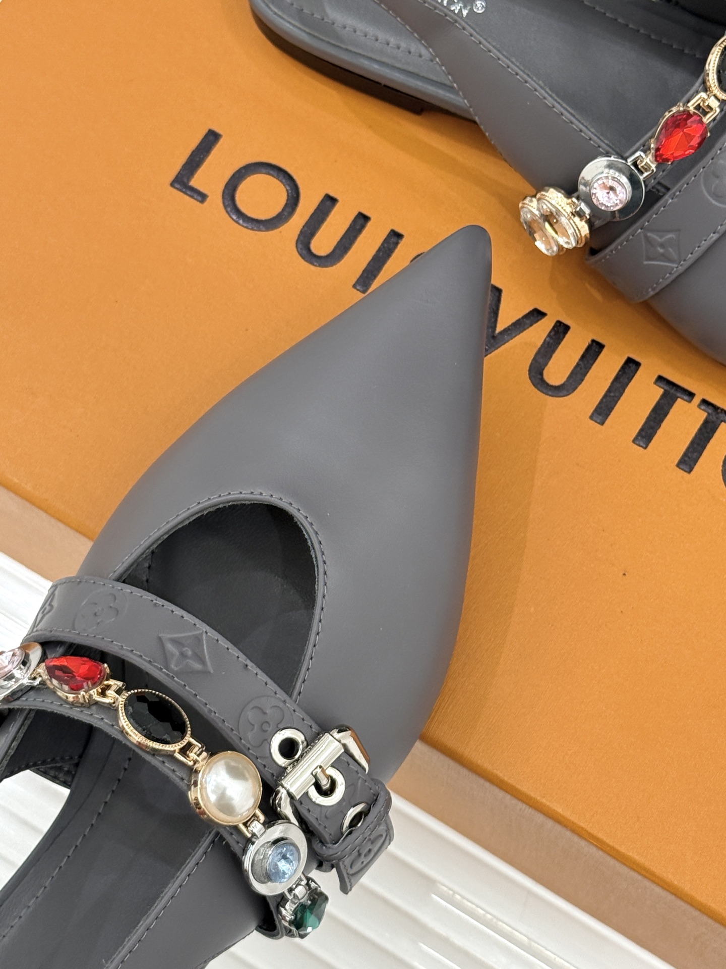 L*V驴家25WF春夏新品复古老花珠宝链条尖头平底猫跟凉鞋经典老花设计彰显品牌的永恒魅力标志性珠宝链条缠