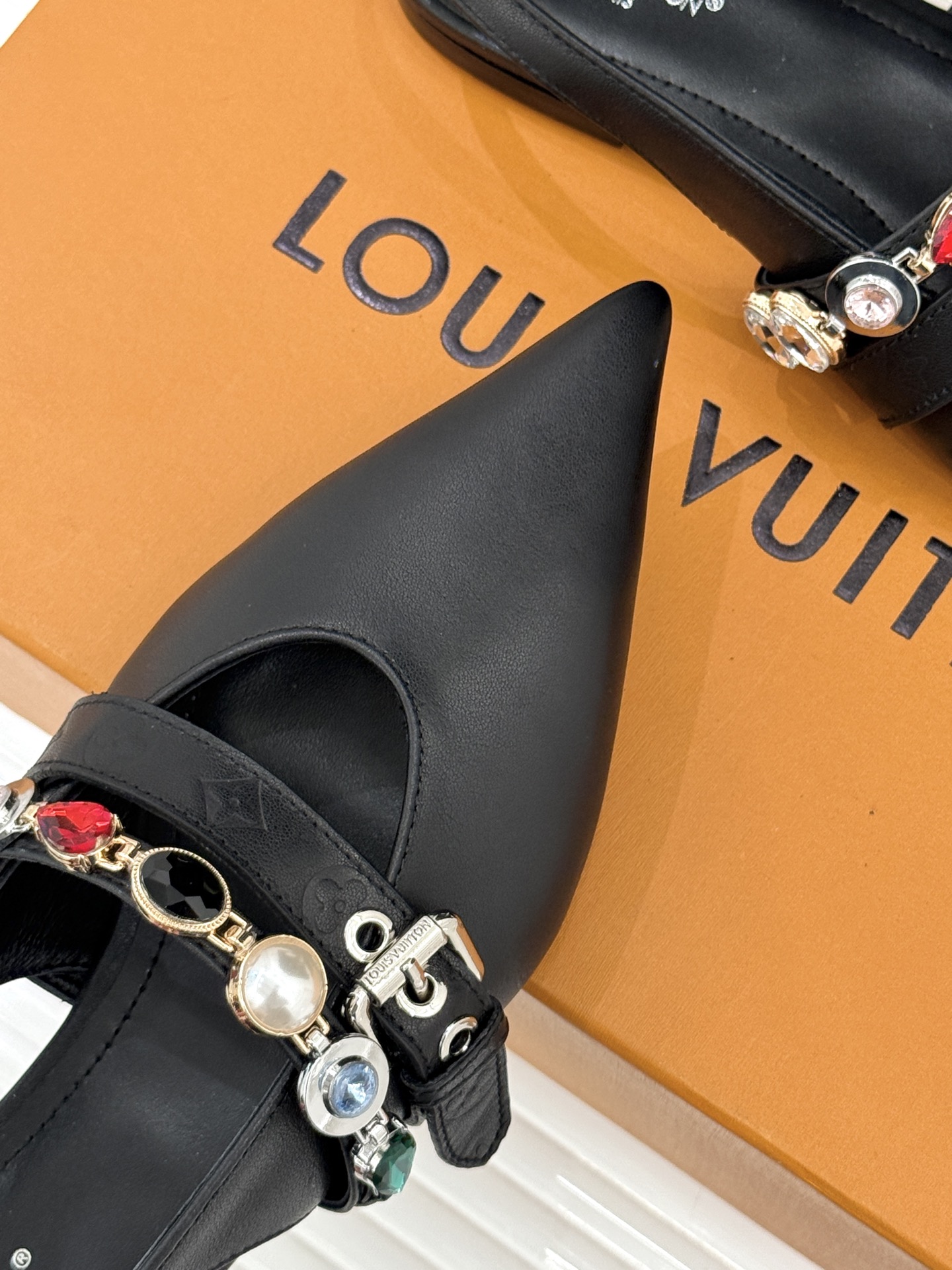 L*V驴家25WF春夏新品复古老花珠宝链条尖头平底猫跟凉鞋经典老花设计彰显品牌的永恒魅力标志性珠宝链条缠