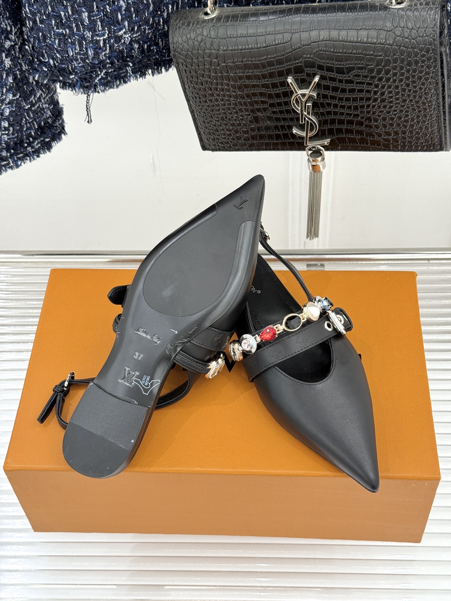 L*V驴家25WF春夏新品复古老花珠宝链条尖头平底猫跟凉鞋经典老花设计彰显品牌的永恒魅力标志性珠宝链条缠