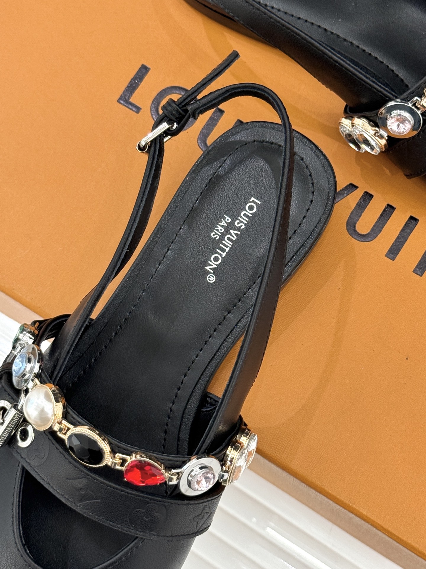 L*V驴家25WF春夏新品复古老花珠宝链条尖头平底猫跟凉鞋经典老花设计彰显品牌的永恒魅力标志性珠宝链条缠