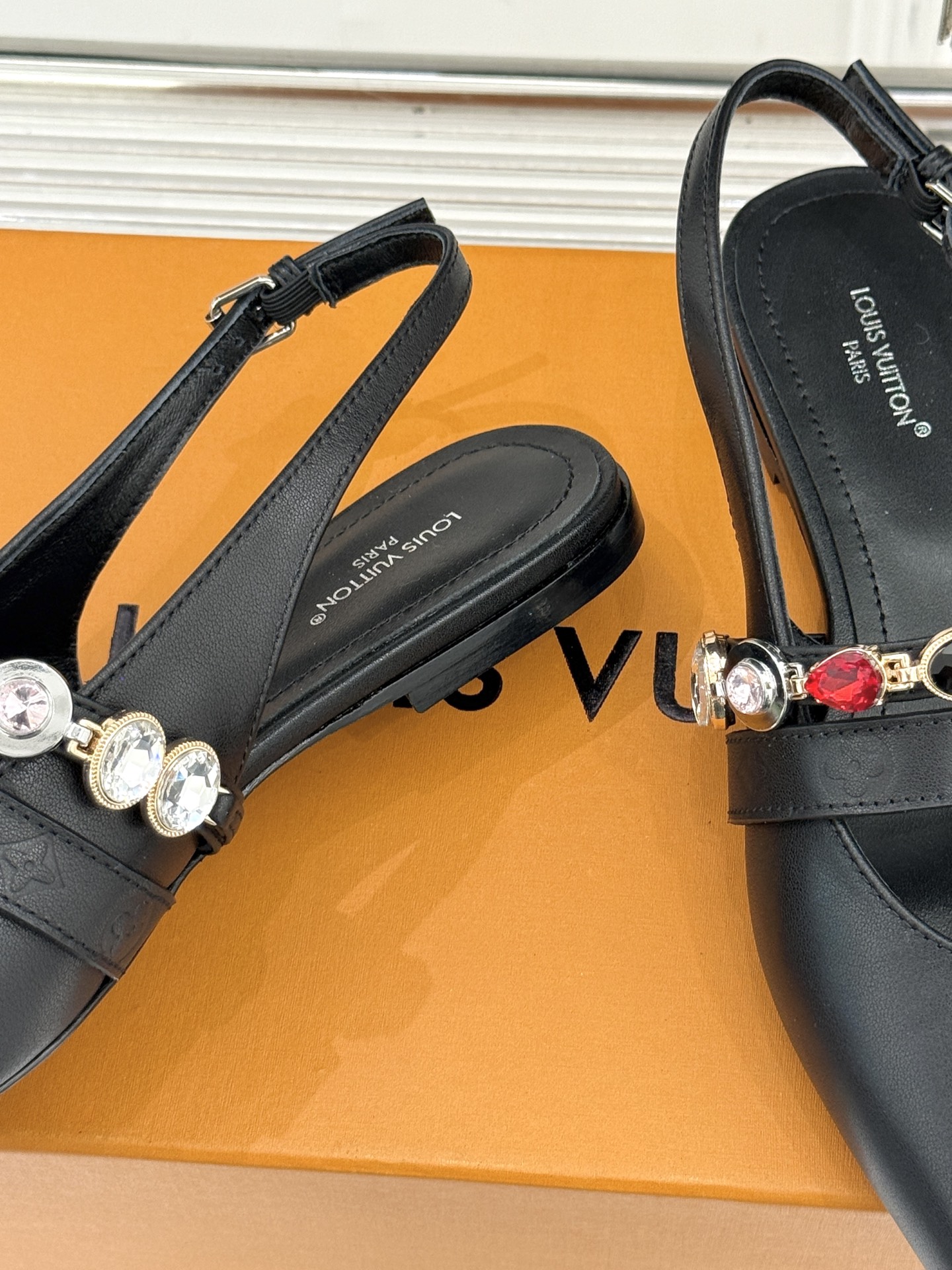 L*V驴家25WF春夏新品复古老花珠宝链条尖头平底猫跟凉鞋经典老花设计彰显品牌的永恒魅力标志性珠宝链条缠