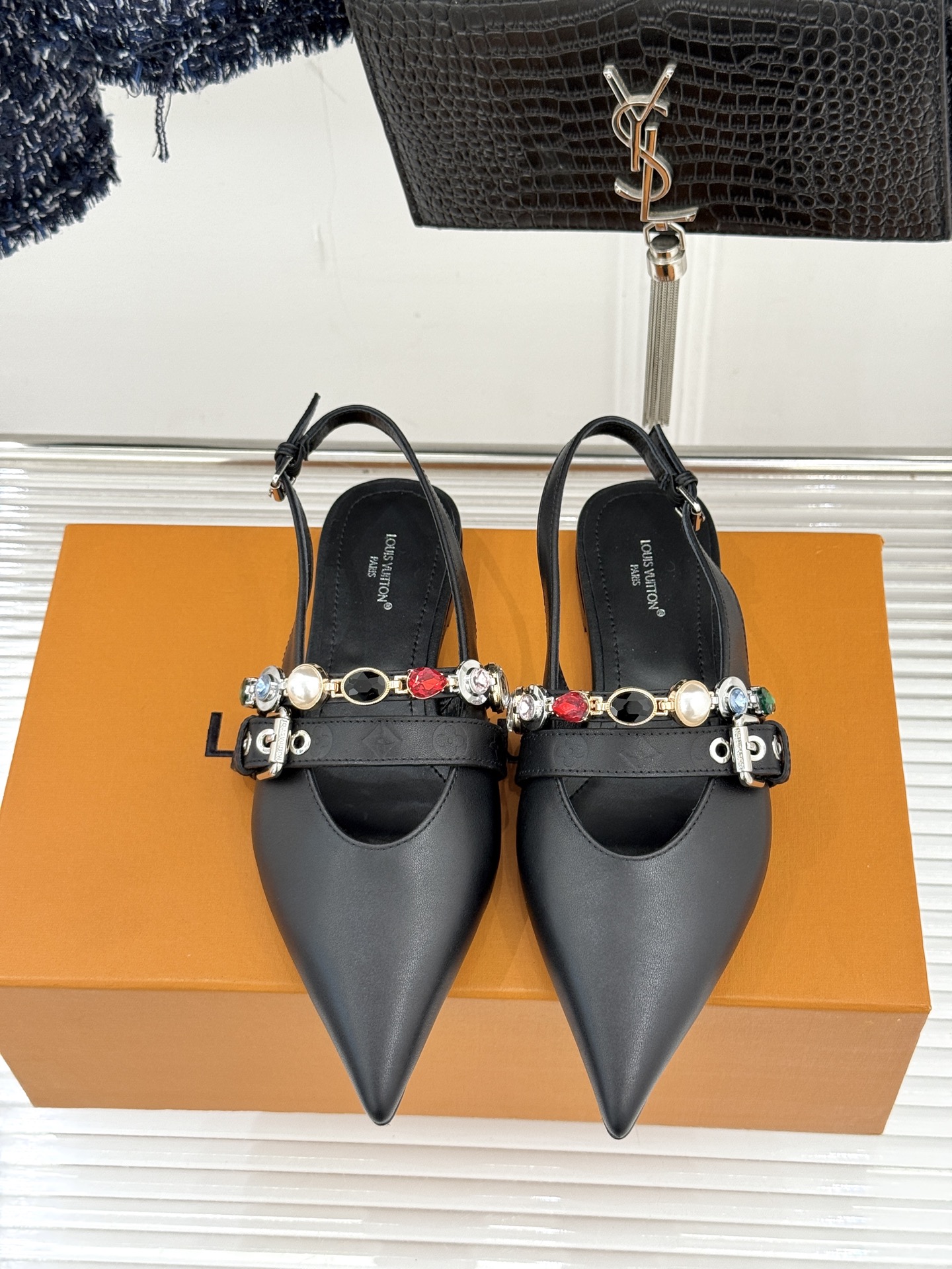 L*V驴家25WF春夏新品复古老花珠宝链条尖头平底猫跟凉鞋经典老花设计彰显品牌的永恒魅力标志性珠宝链条缠