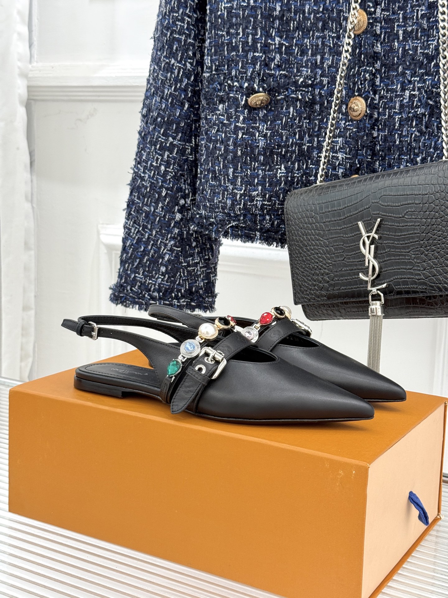 L*V驴家25WF春夏新品复古老花珠宝链条尖头平底猫跟凉鞋经典老花设计彰显品牌的永恒魅力标志性珠宝链条缠