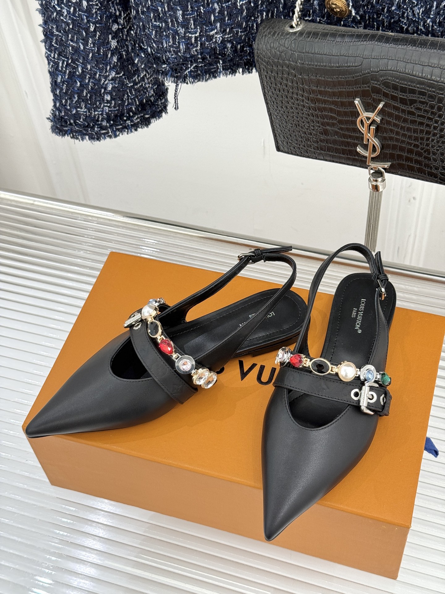 L*V驴家25WF春夏新品复古老花珠宝链条尖头平底猫跟凉鞋经典老花设计彰显品牌的永恒魅力标志性珠宝链条缠