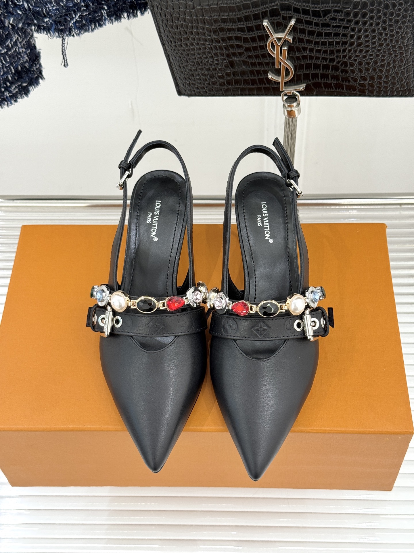 L*V驴家25WF春夏新品复古老花珠宝链条尖头平底猫跟凉鞋经典老花设计彰显品牌的永恒魅力标志性珠宝链条缠