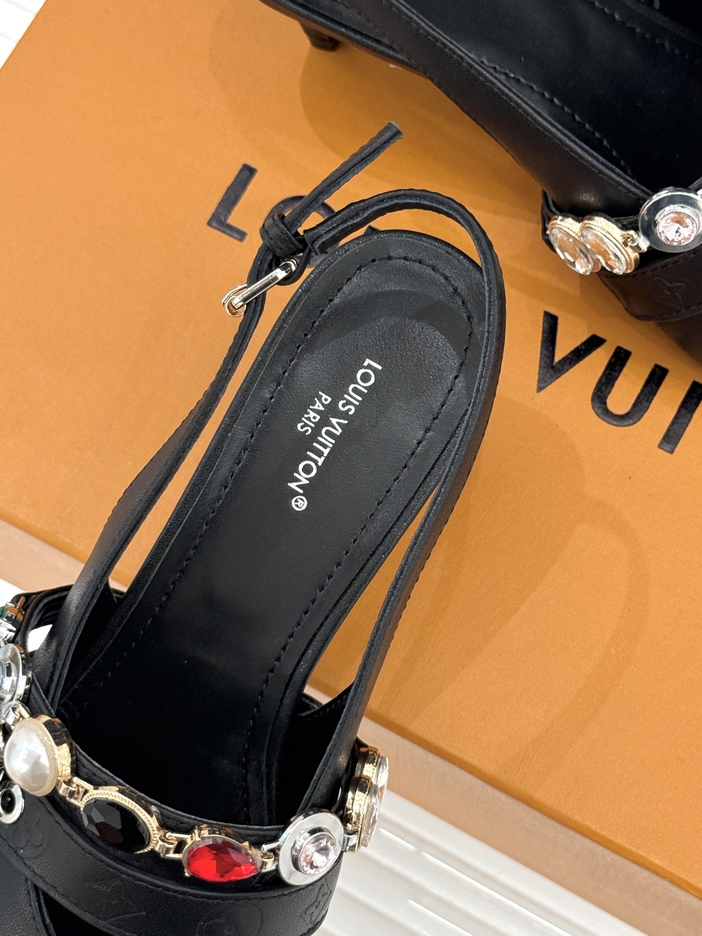 L*V驴家25WF春夏新品复古老花珠宝链条尖头平底猫跟凉鞋经典老花设计彰显品牌的永恒魅力标志性珠宝链条缠